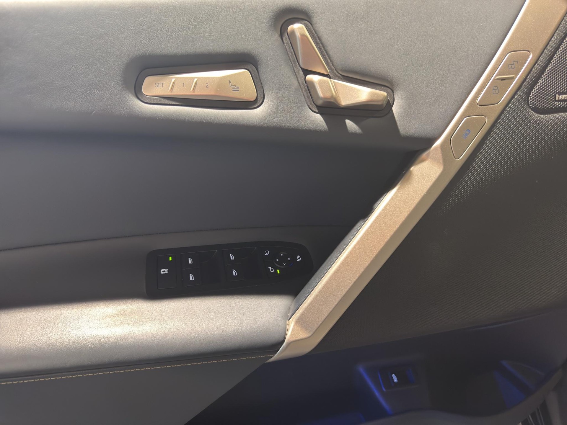 BMW iX xDrive40-image-12