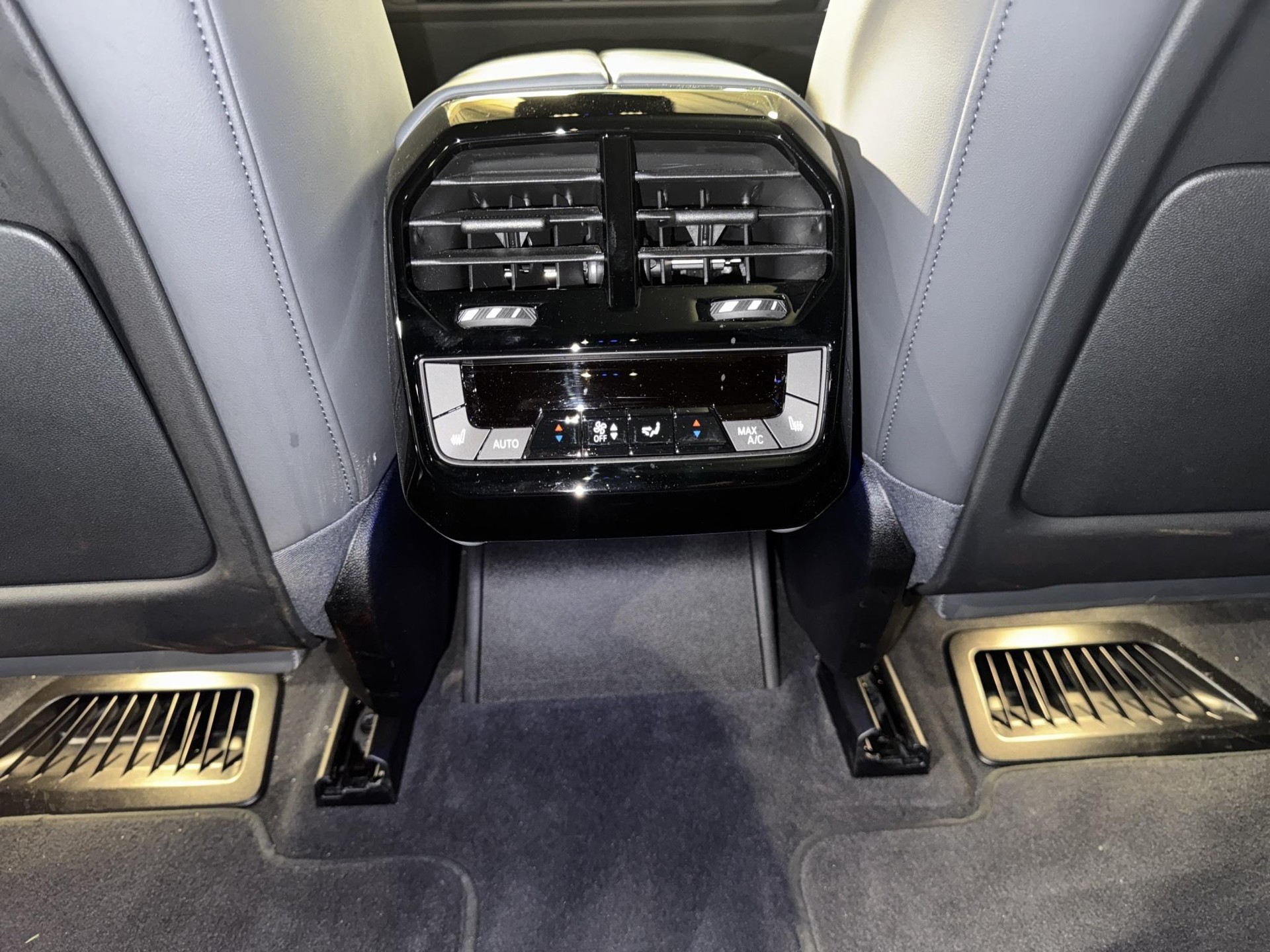 BMW iX xDrive40-image-11