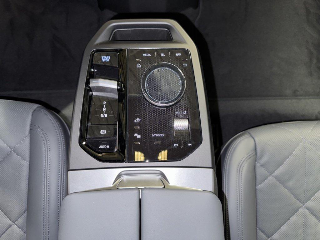 BMW iX xDrive45-image-10