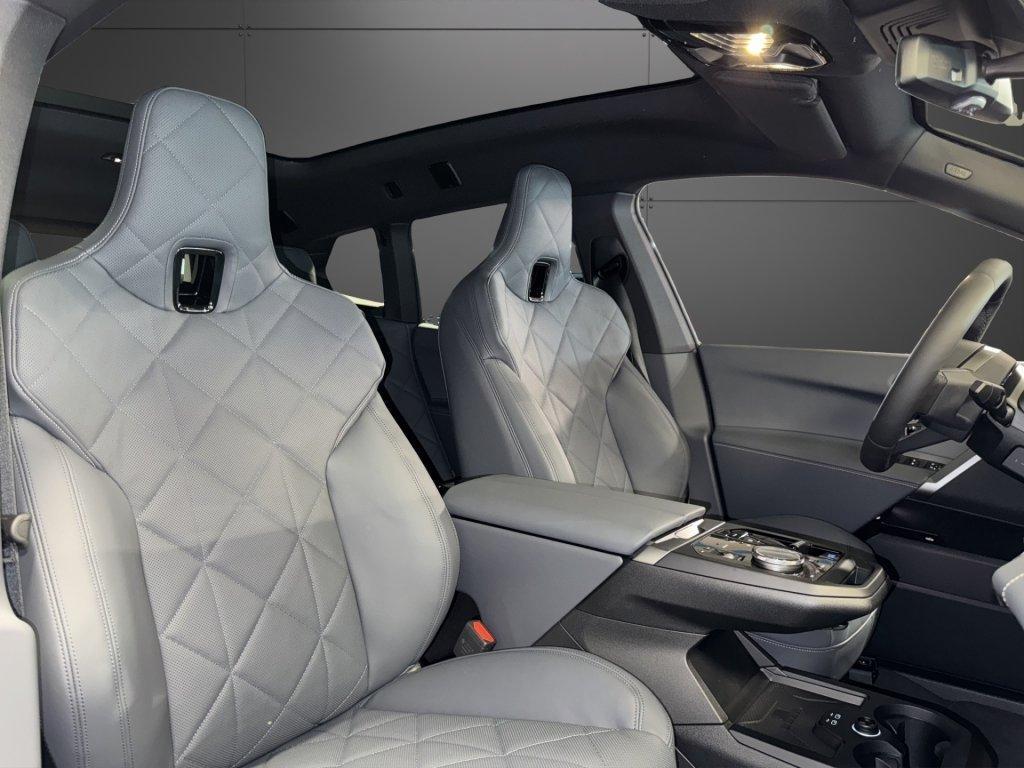 BMW iX xDrive45-image-17
