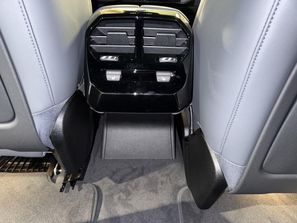 BMW iX xDrive45-image-9