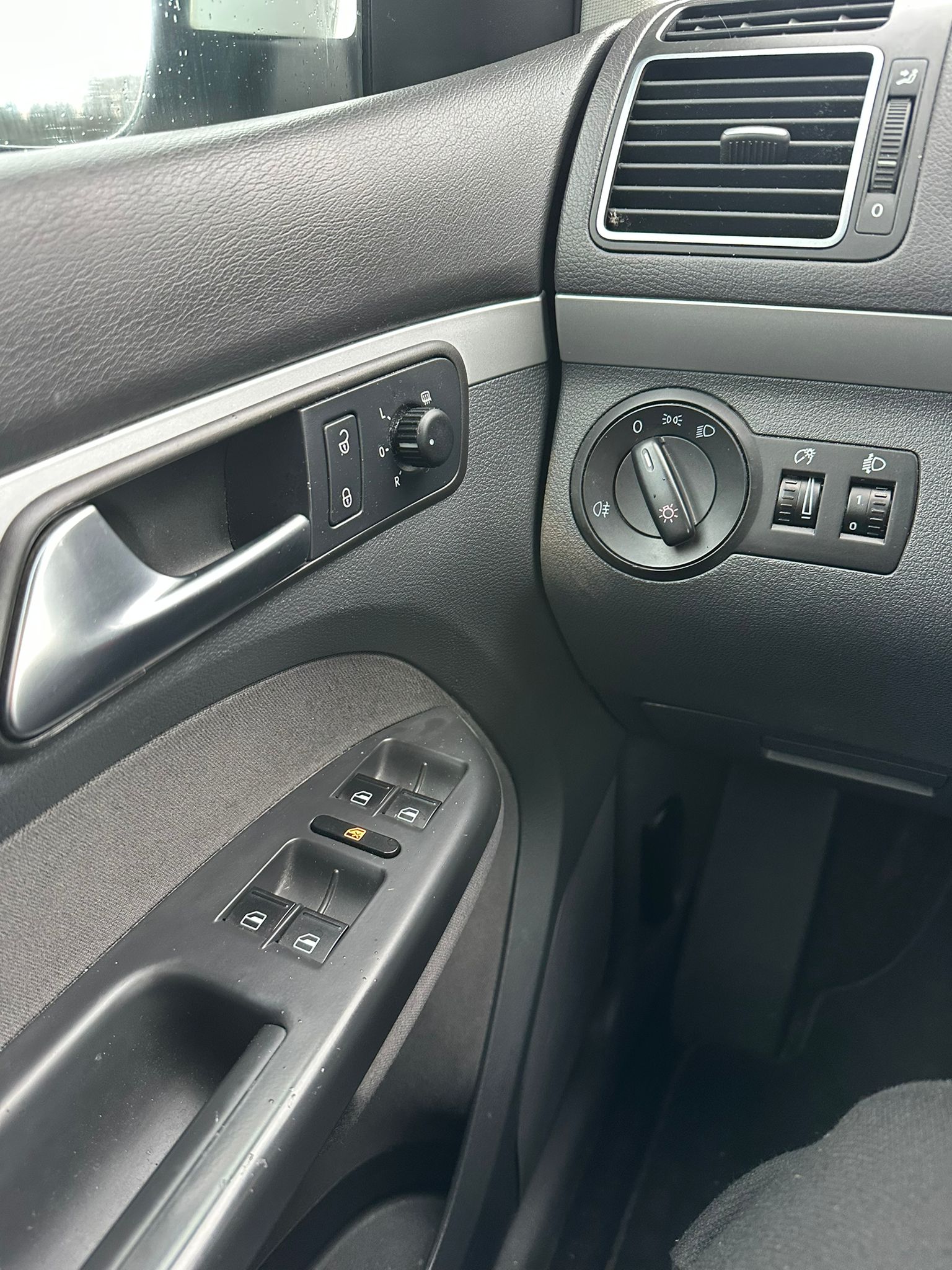 VW Touran 1.4 TSI EcoFuel Trendline-image-19