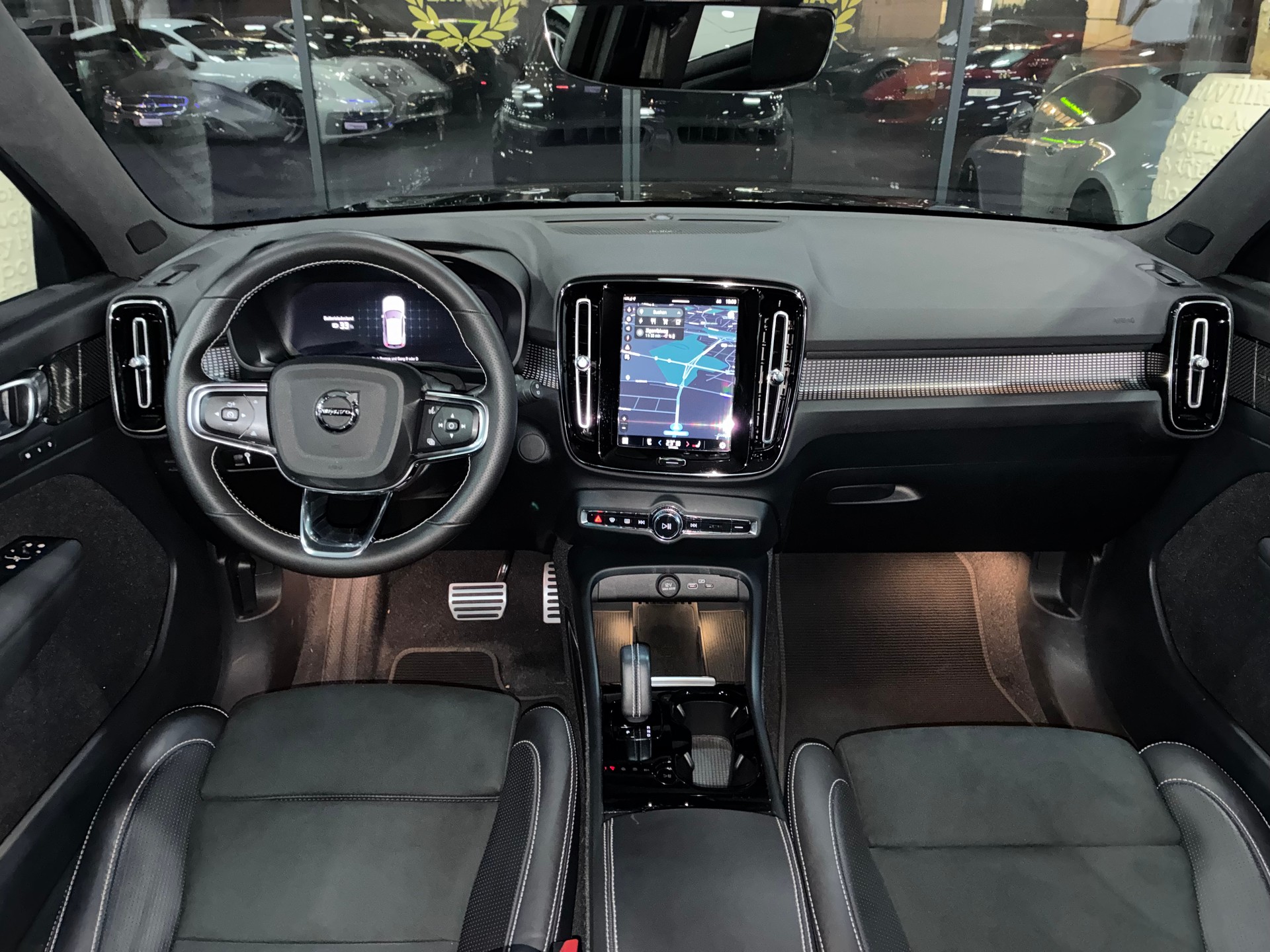 VOLVO XC40 P8 AWD Pure Electric R-Design-image-7