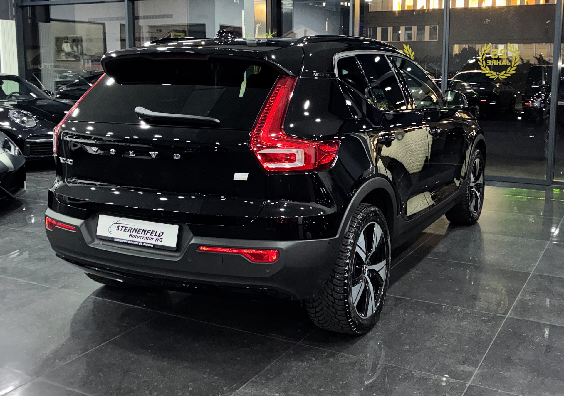 VOLVO XC40 P8 AWD Pure Electric R-Design-image-6