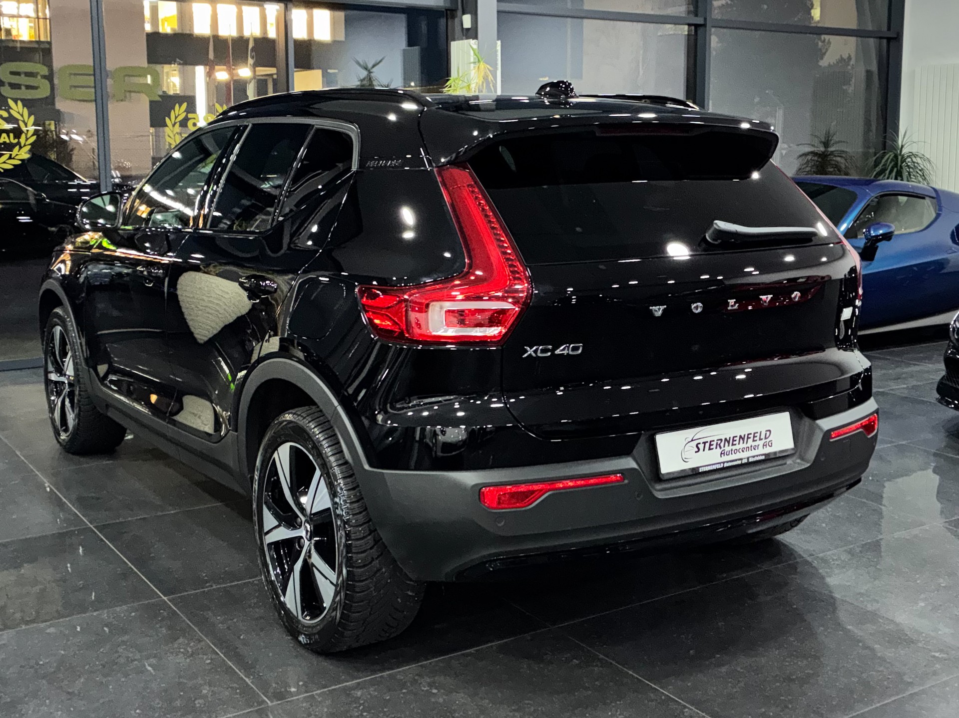 VOLVO XC40 P8 AWD Pure Electric R-Design-image-4