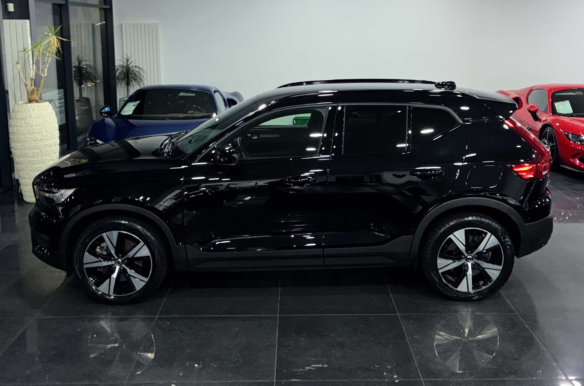 VOLVO XC40 P8 AWD Pure Electric R-Design-image-3