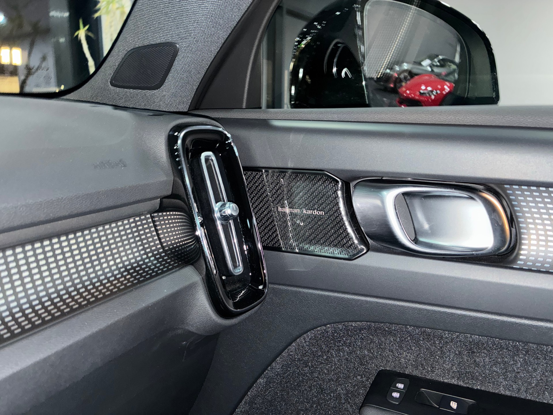 VOLVO XC40 P8 AWD Pure Electric R-Design-image-13