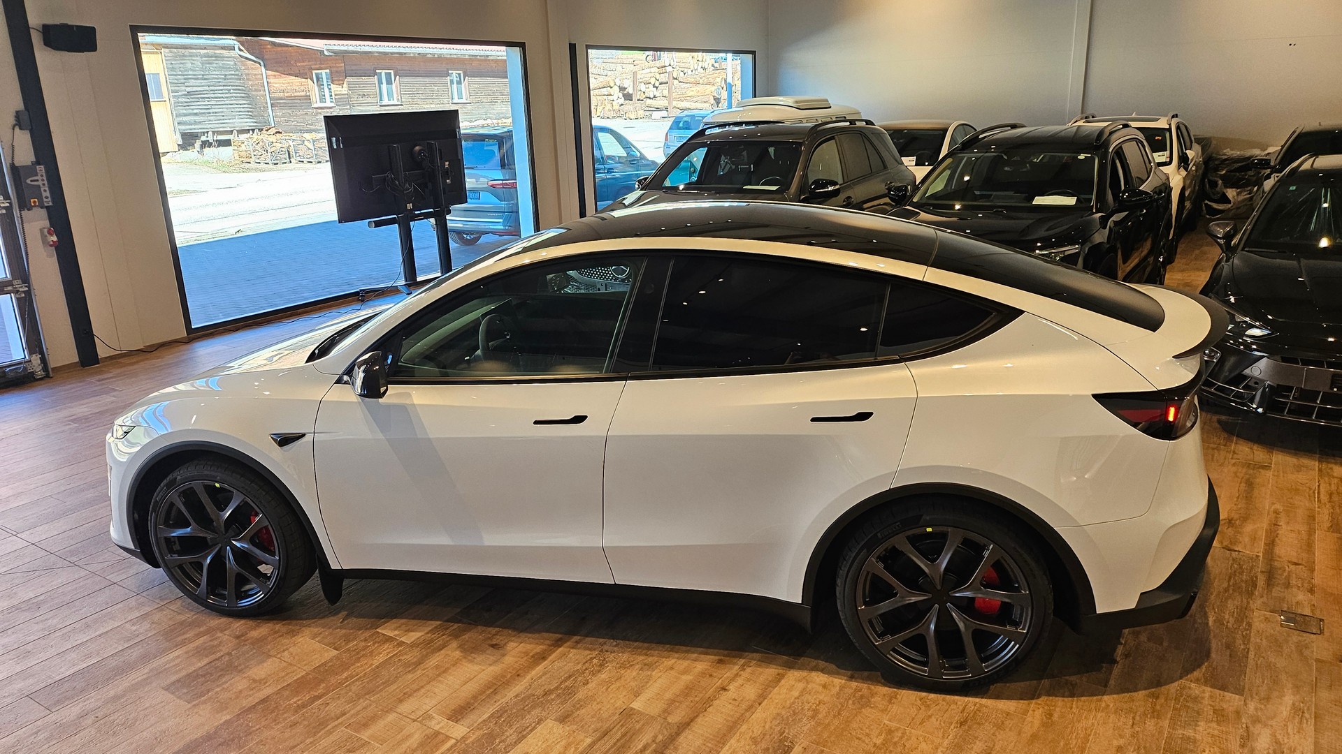 TESLA Model Y Performance AWD AHK-image-16