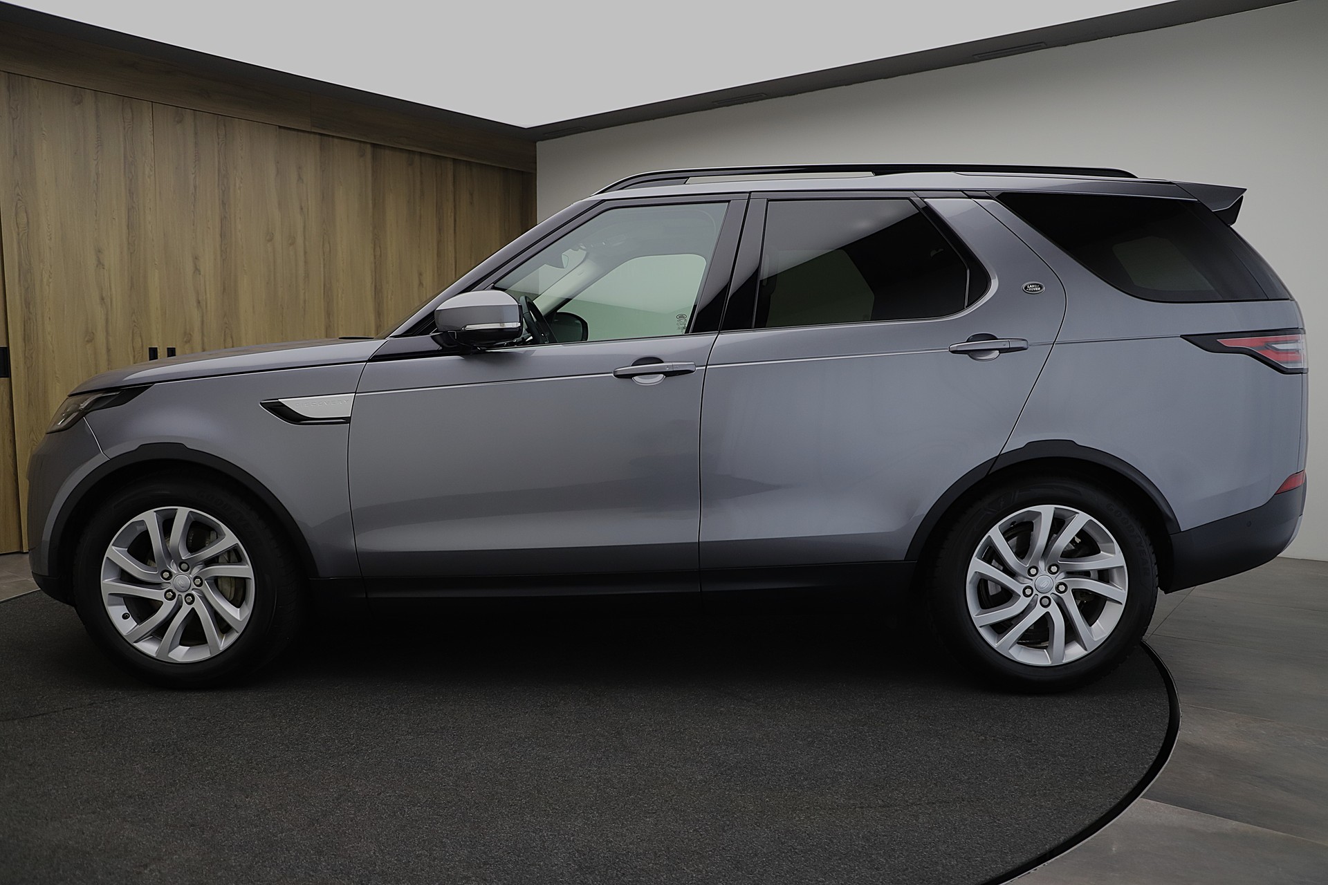 LAND ROVER Discovery 3.0 SDV6 HSE Automatic-image-2