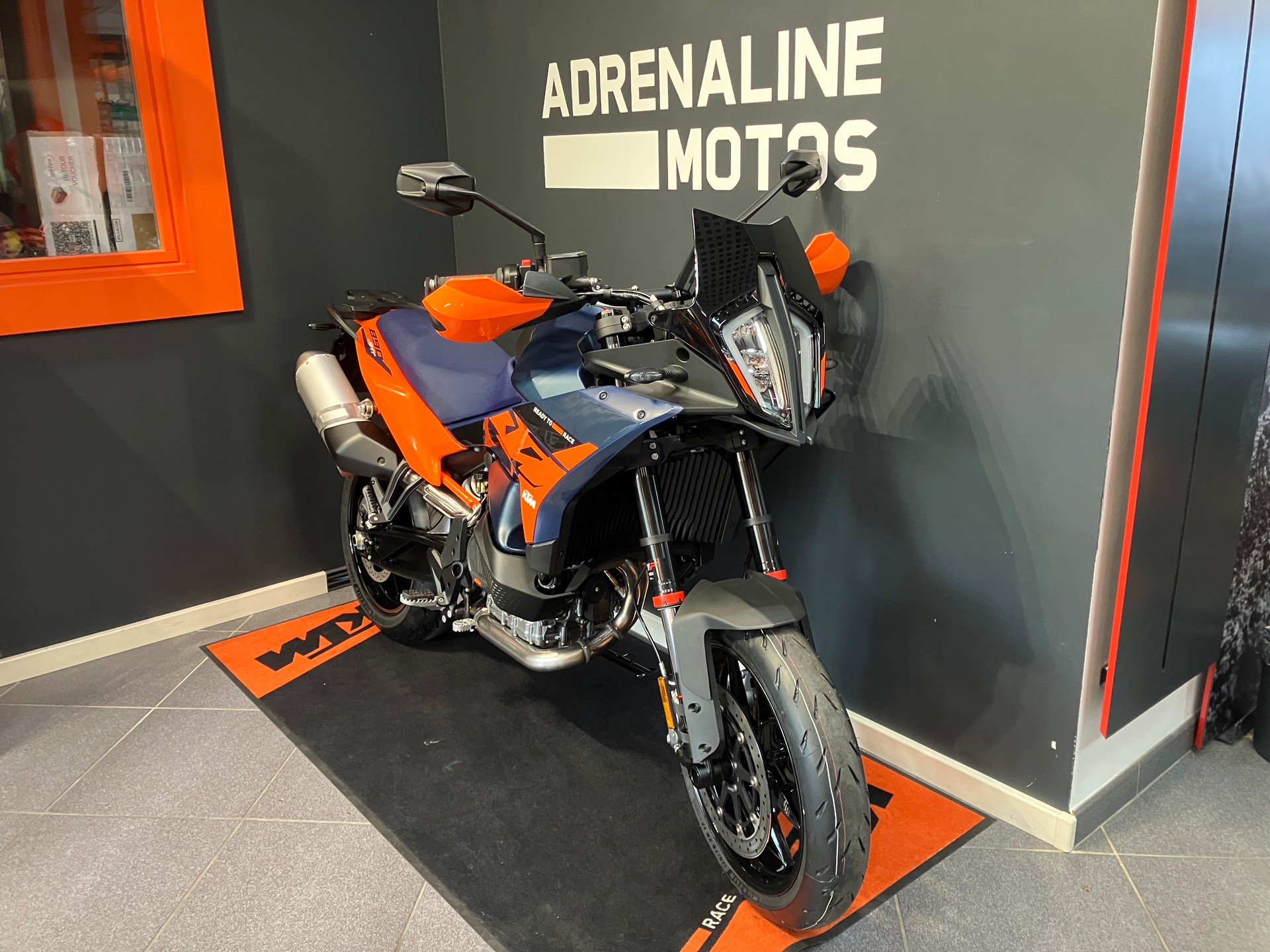 KTM 890 SMT-showroom-element-2