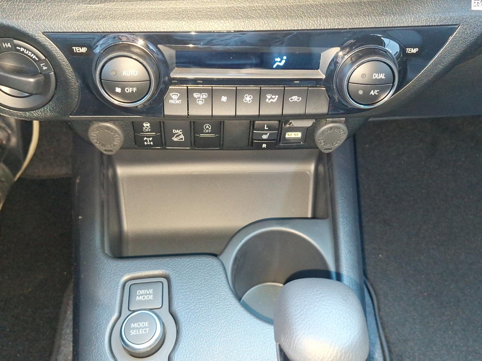 TOYOTA Hilux Double Cab.-Pick-up 2.8 D-4D MHEV 204 Invincible-image-12