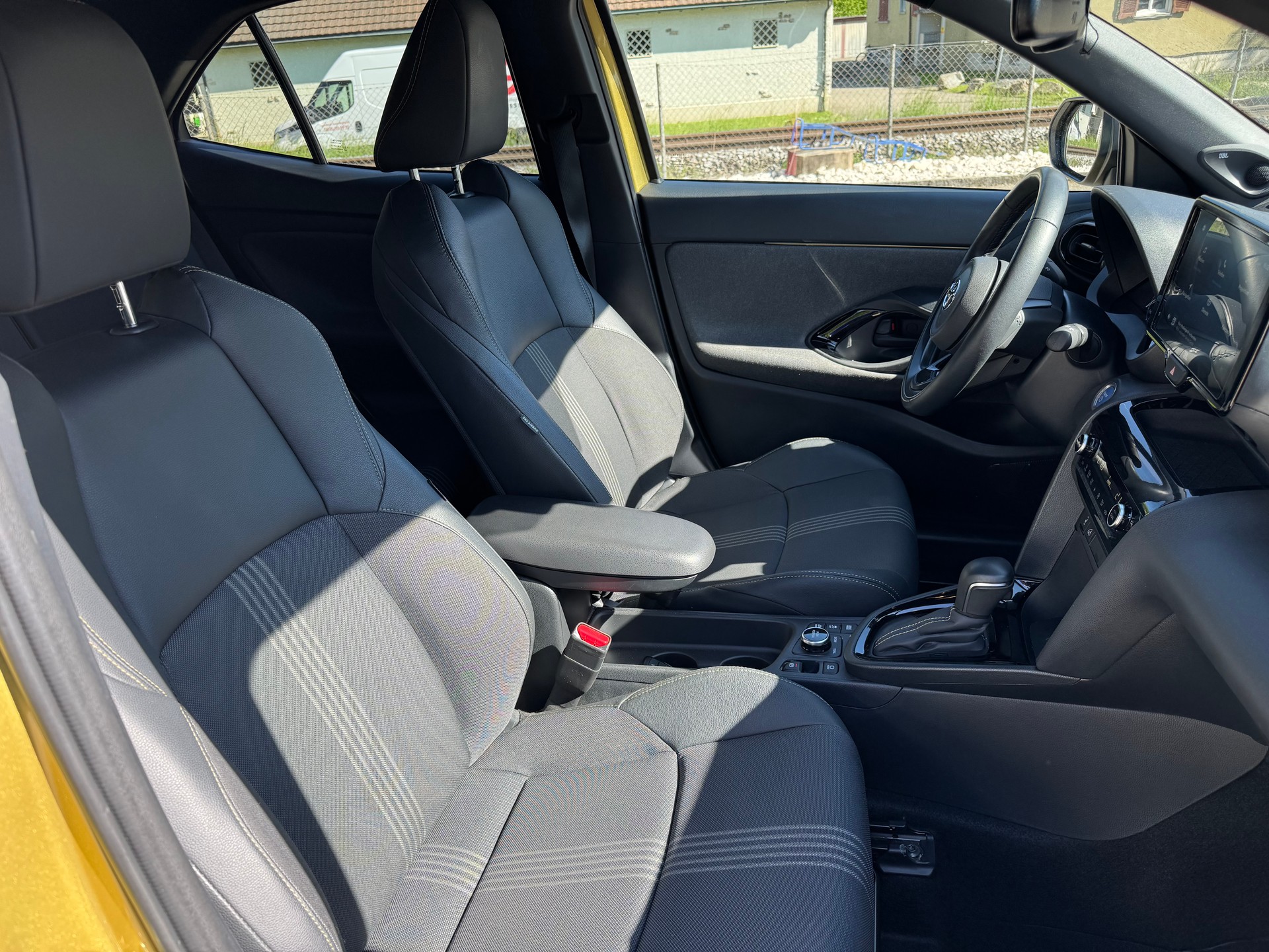 TOYOTA Yaris Cross 1.5 Premiere Edition e-CVT AWDi ANHÄNGERKUPPLUNG-image-11