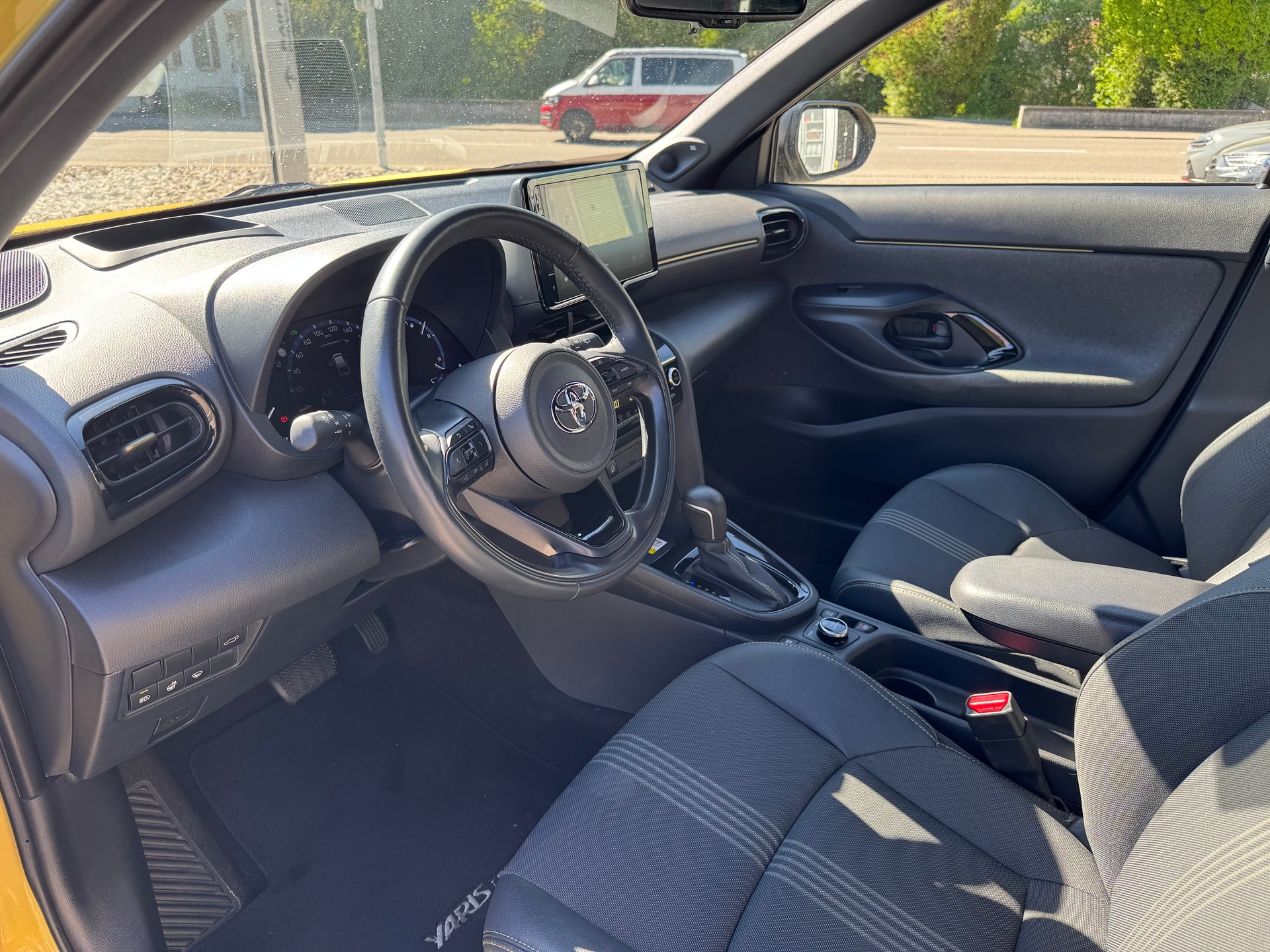TOYOTA Yaris Cross 1.5 Premiere Edition e-CVT AWDi ANHÄNGERKUPPLUNG-image-9