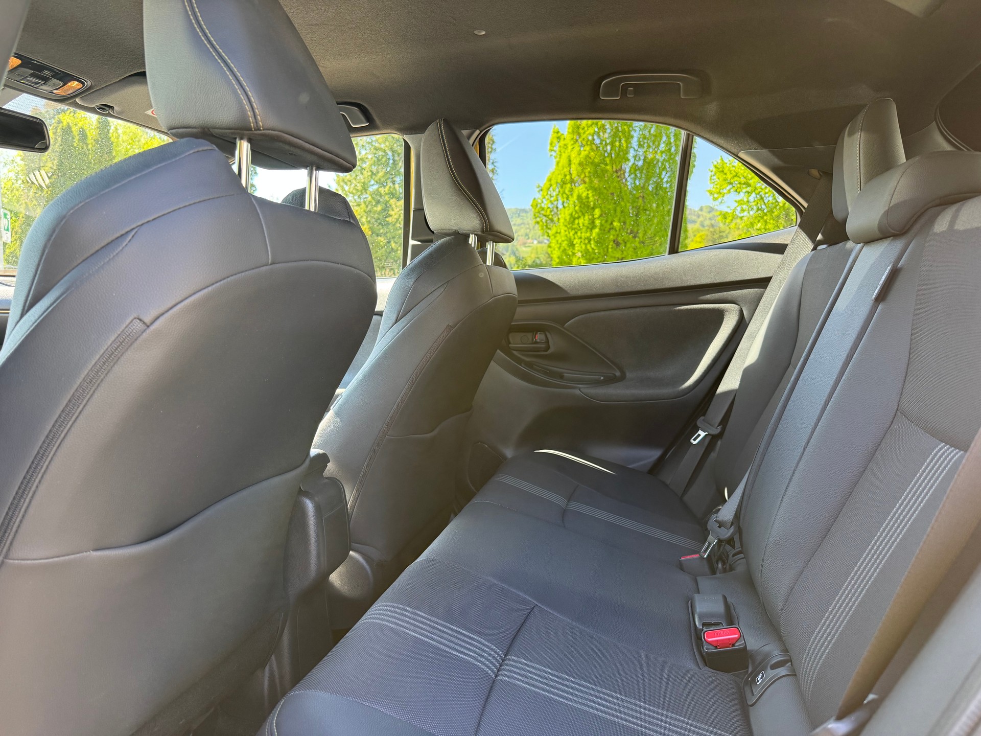 TOYOTA Yaris Cross 1.5 Premiere Edition e-CVT AWDi ANHÄNGERKUPPLUNG-image-12