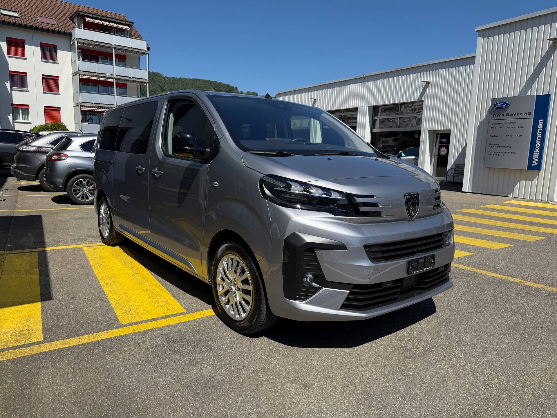 PEUGEOT Traveller 2.0 BlueHDi Business Standard EAT8-image-5
