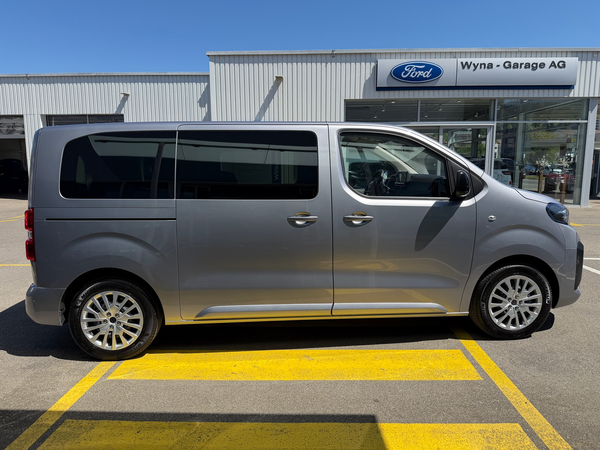 PEUGEOT Traveller 2.0 BlueHDi Business Standard EAT8-image-4