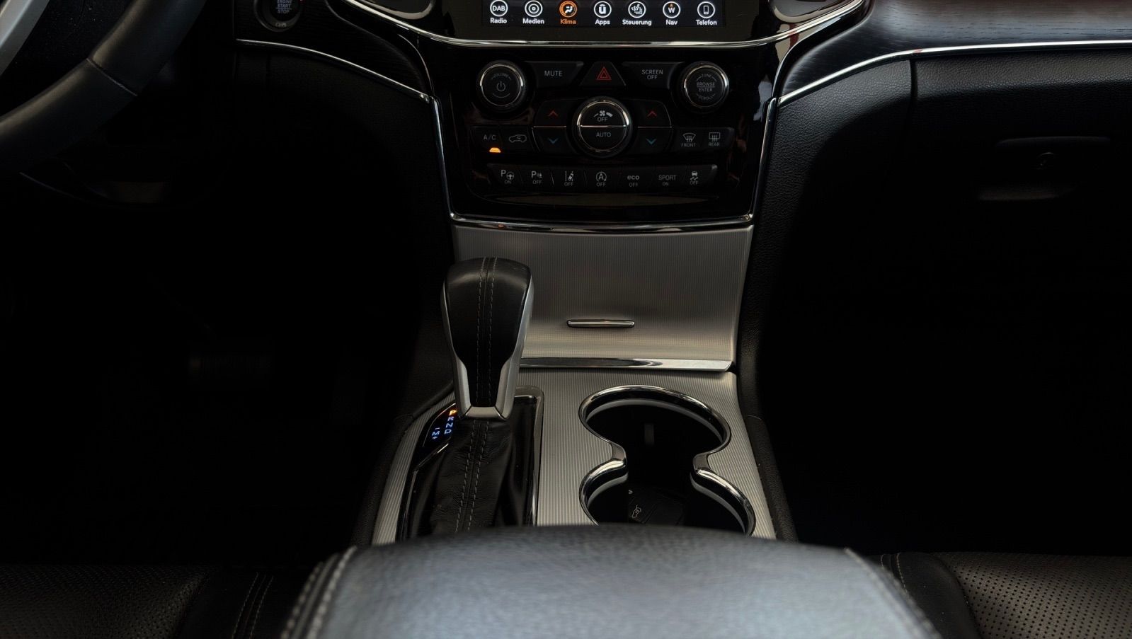 JEEP Grand Cherokee 3.0 CRD Summit Automatic-image-13