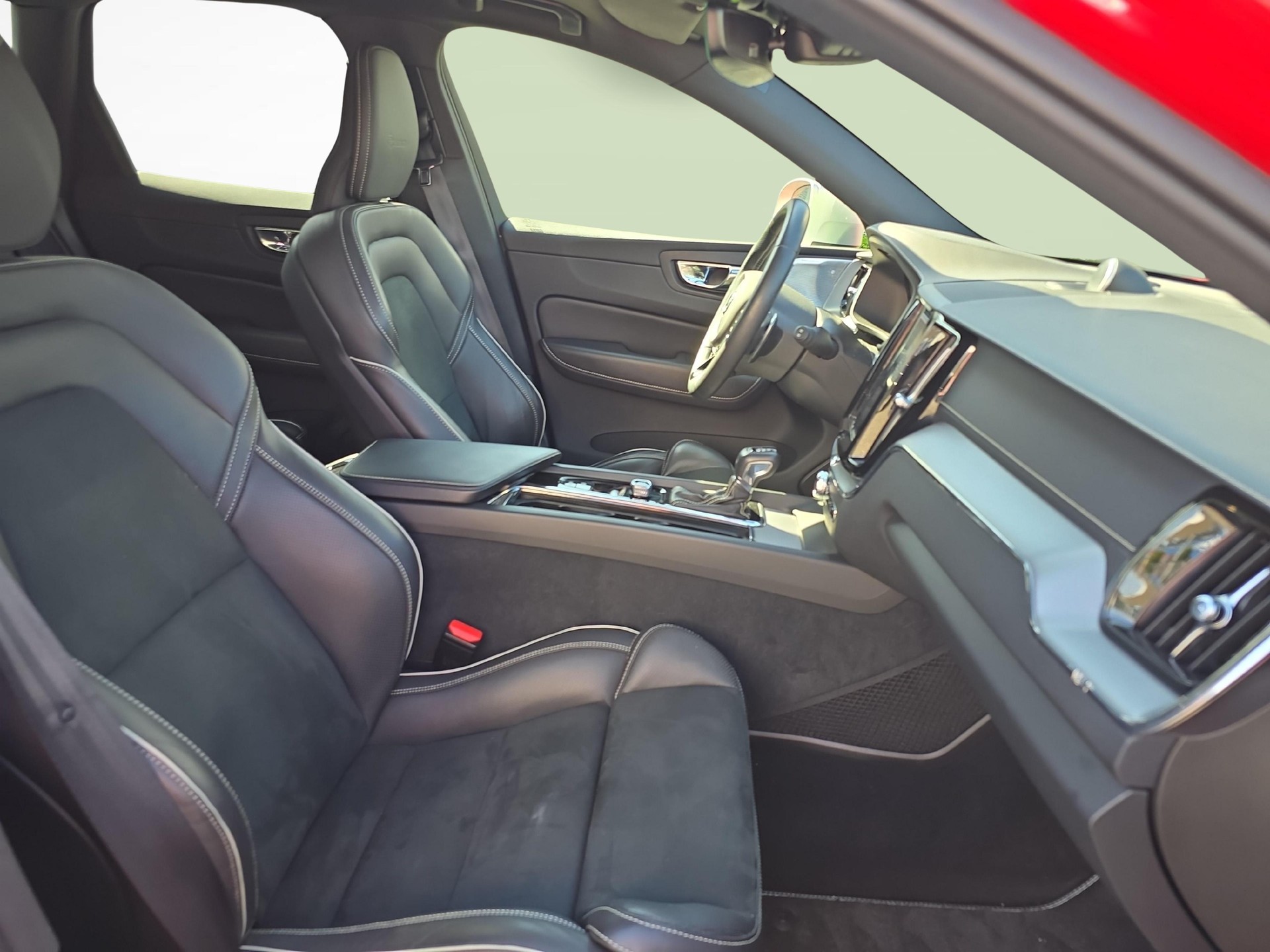 VOLVO XC60 2.0 T6 R-Design AWD-image-9