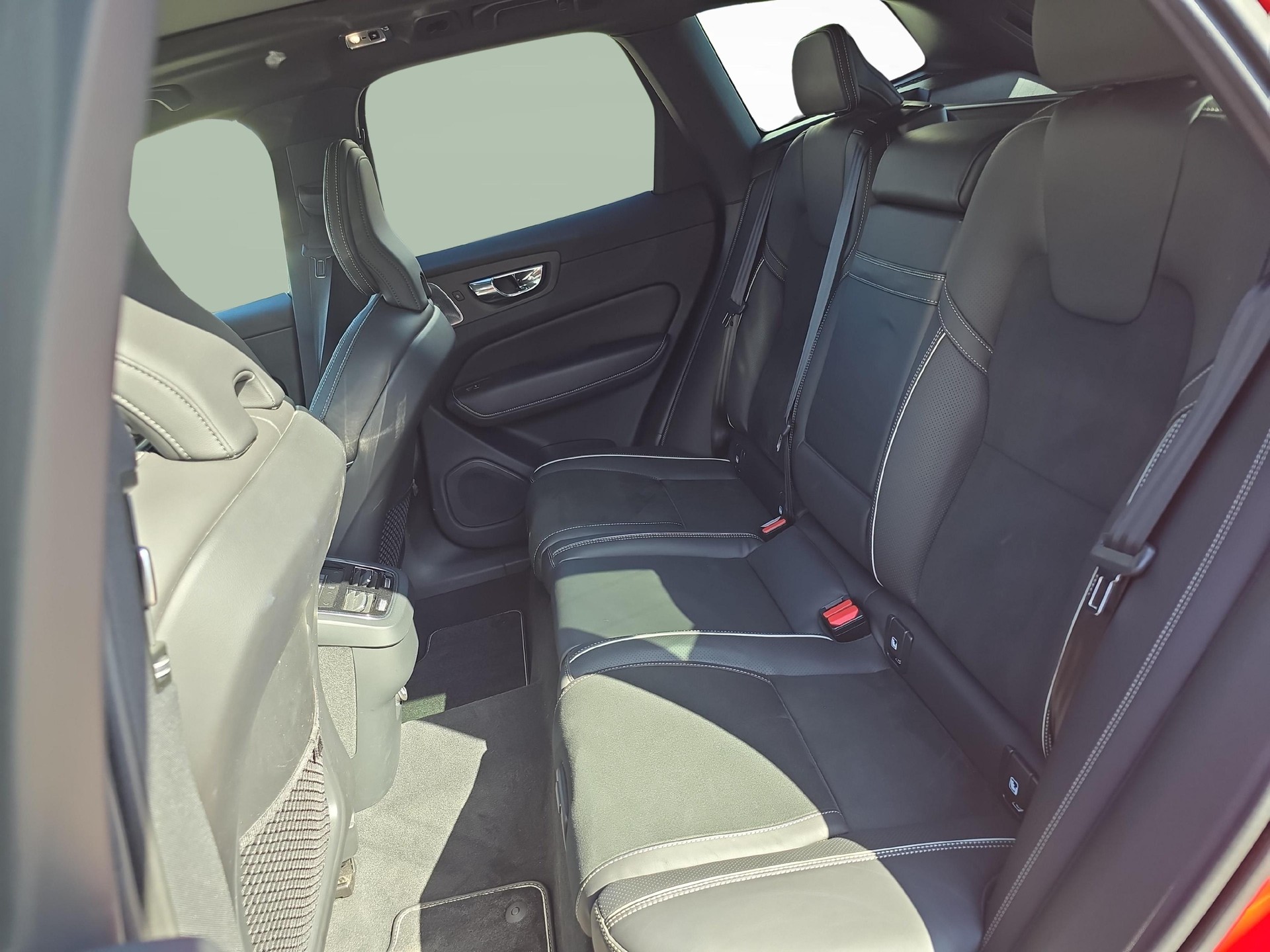VOLVO XC60 2.0 T6 R-Design AWD-image-10