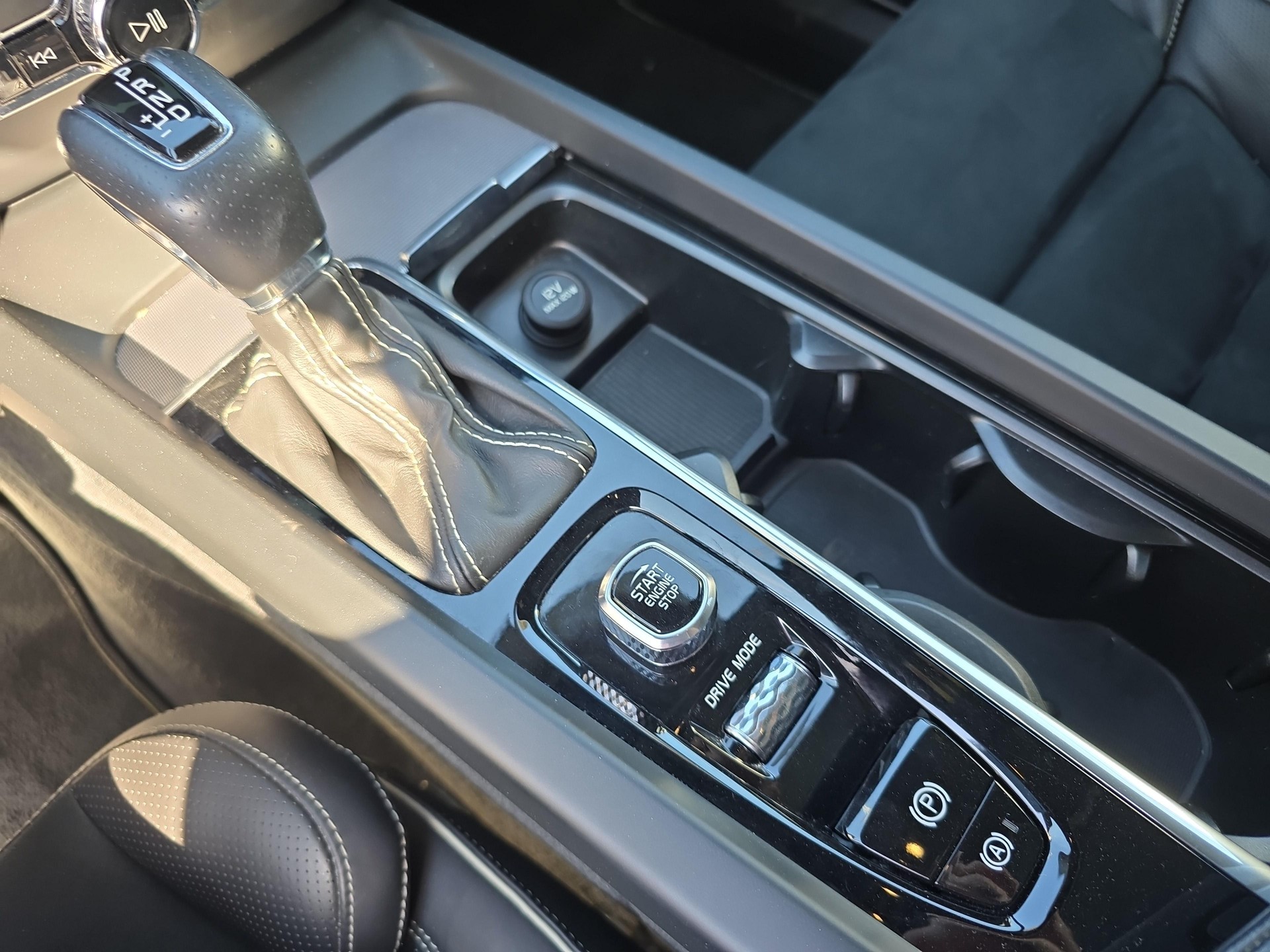 VOLVO XC60 2.0 T6 R-Design AWD-image-15