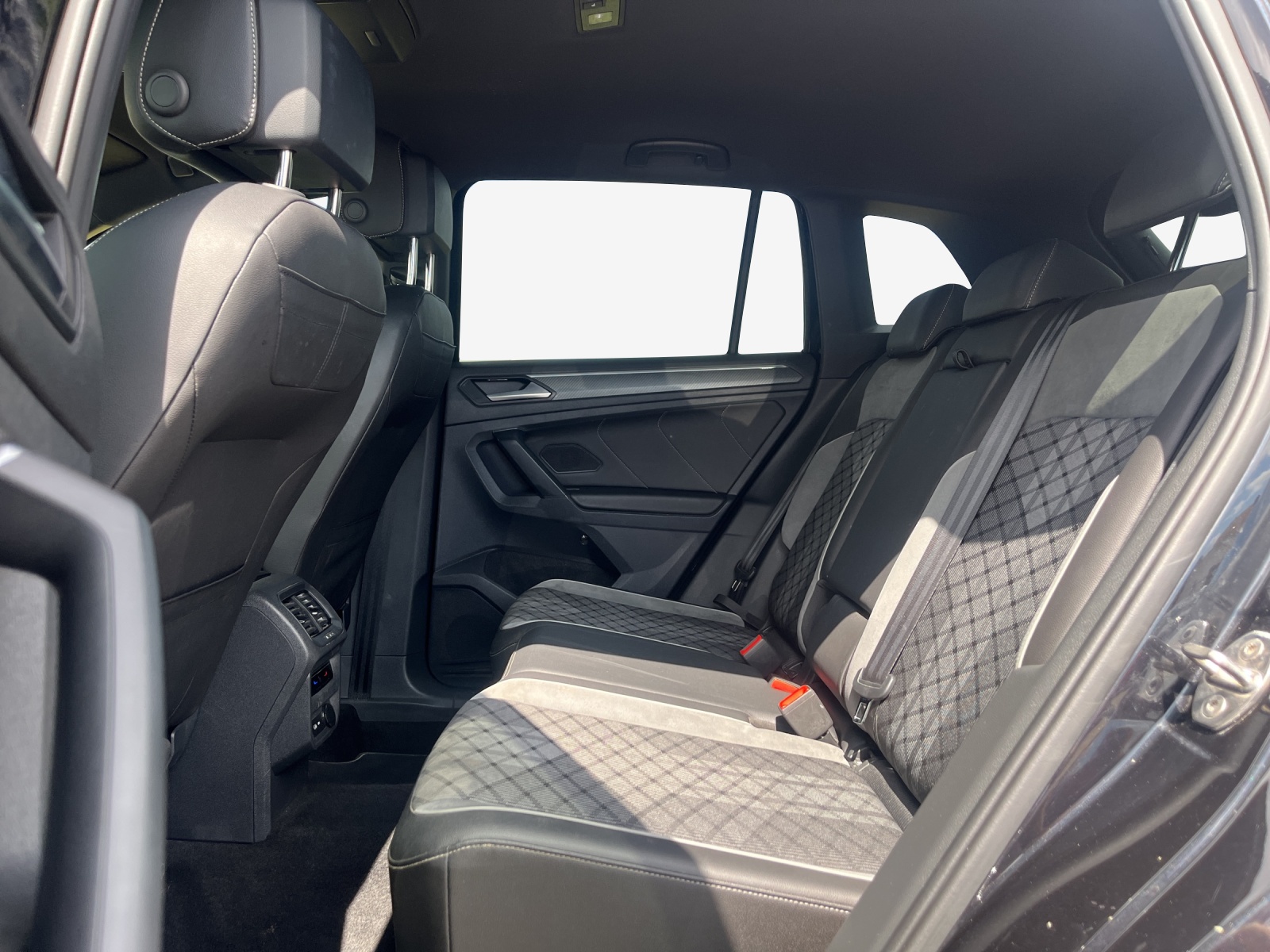 VW Tiguan 2.0TSI R-Line 4Motion DSG-image-11