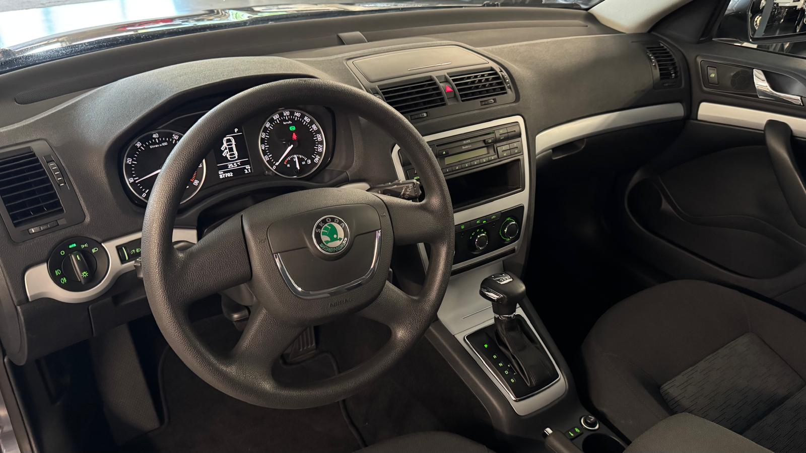 SKODA Octavia Combi 1.8 TSI Ambiente DSG-image-15