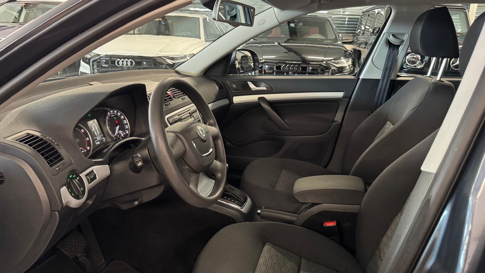 SKODA Octavia Combi 1.8 TSI Ambiente DSG-image-13