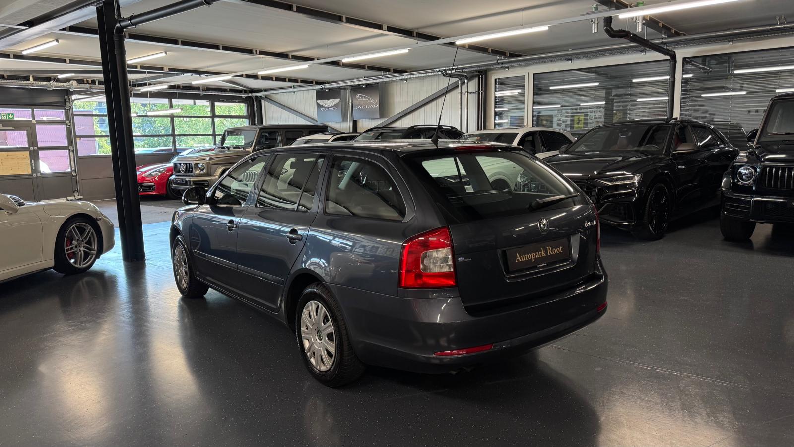 SKODA Octavia Combi 1.8 TSI Ambiente DSG-image-12