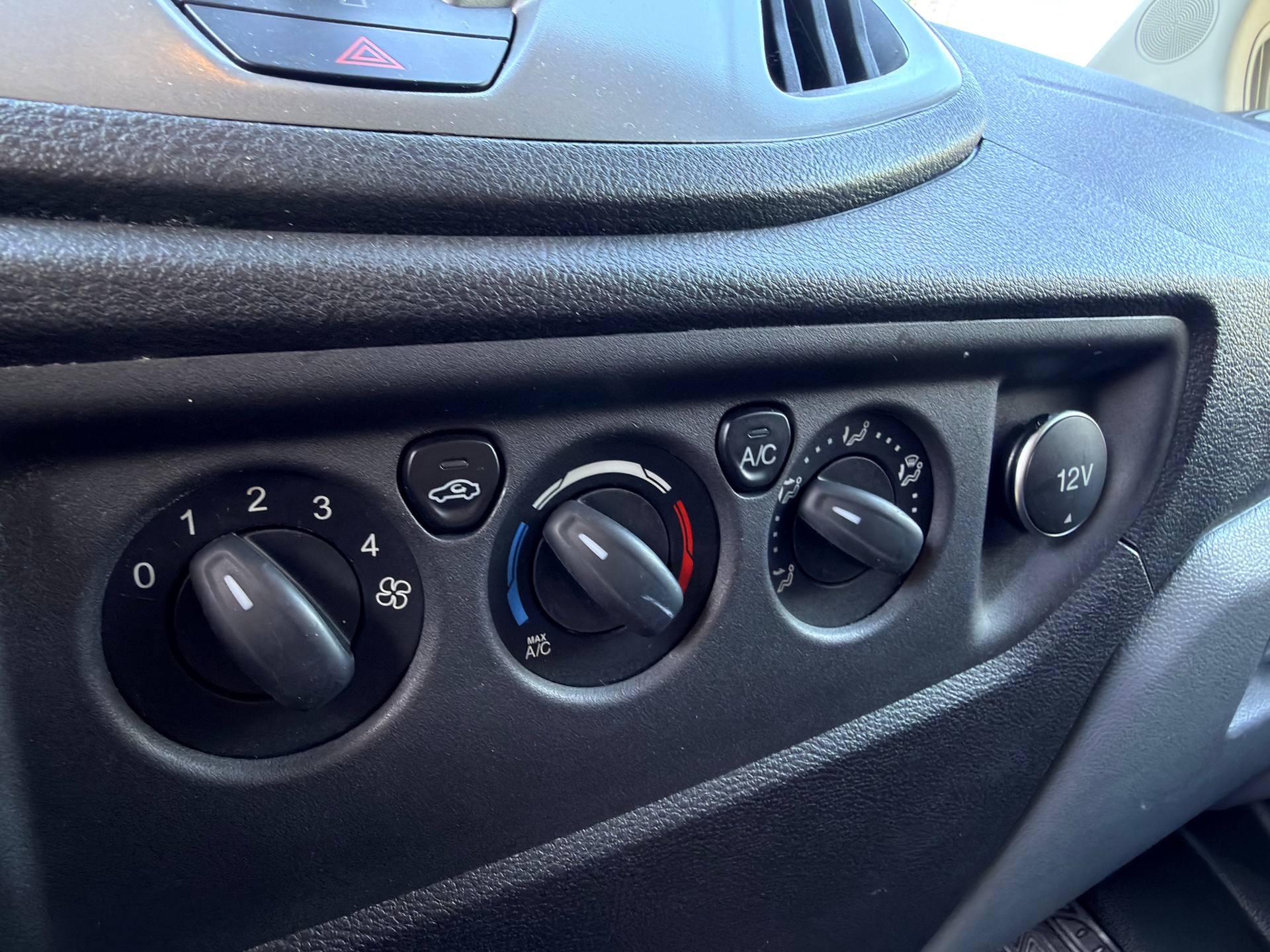 FORD Transit 460 L4H3 Trend RWD 17 - SITZE/PLATZ-image-7