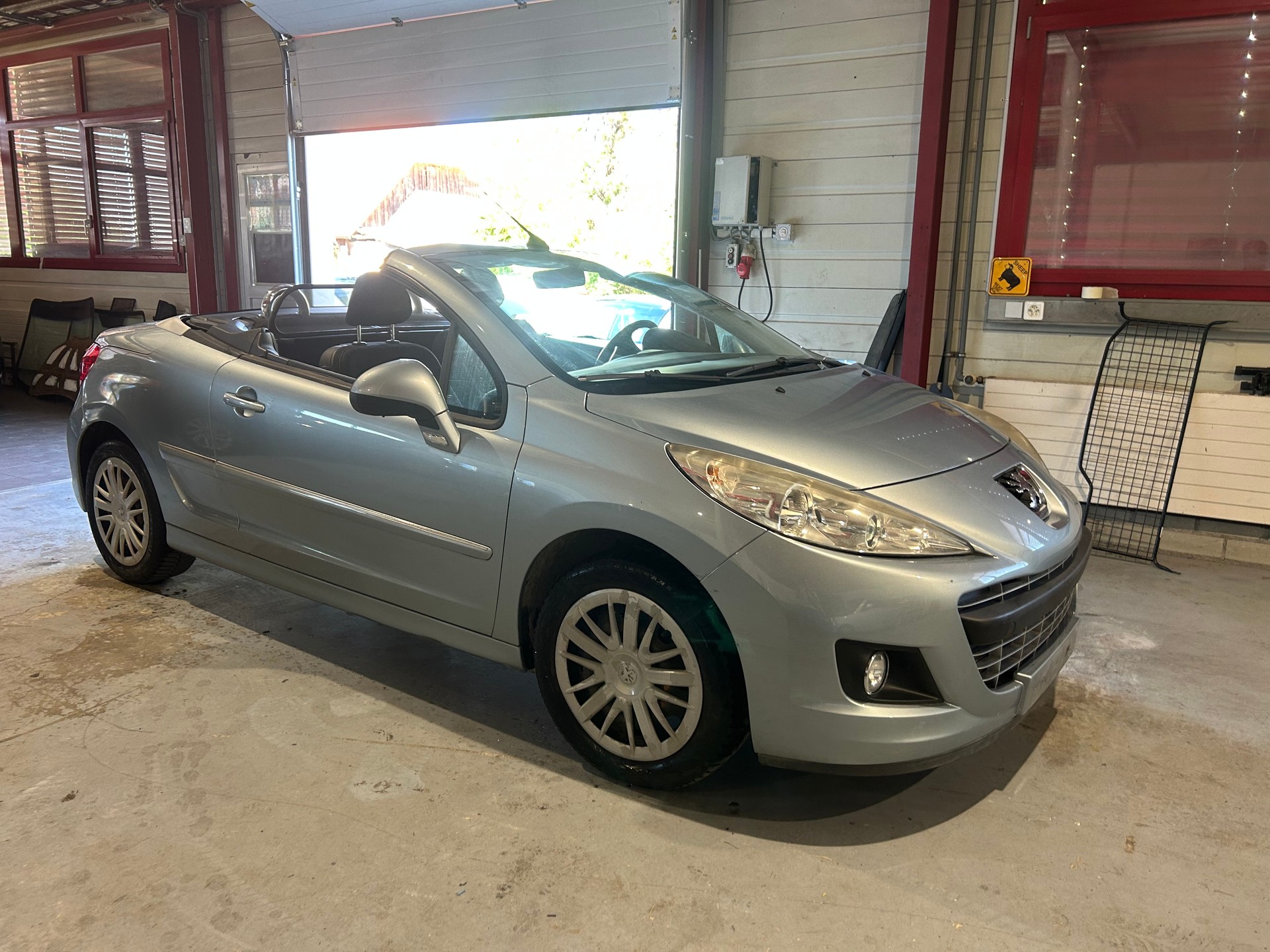 PEUGEOT 207 CC 1.6 16V Turbo Swiss Edition-image-1