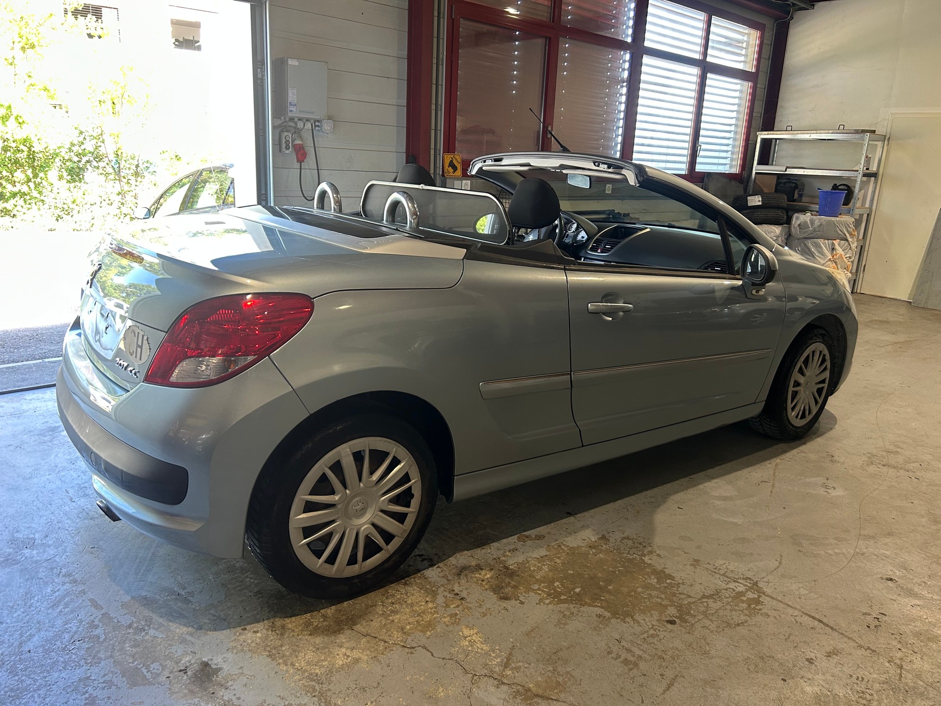 PEUGEOT 207 CC 1.6 16V Turbo Swiss Edition-image-3