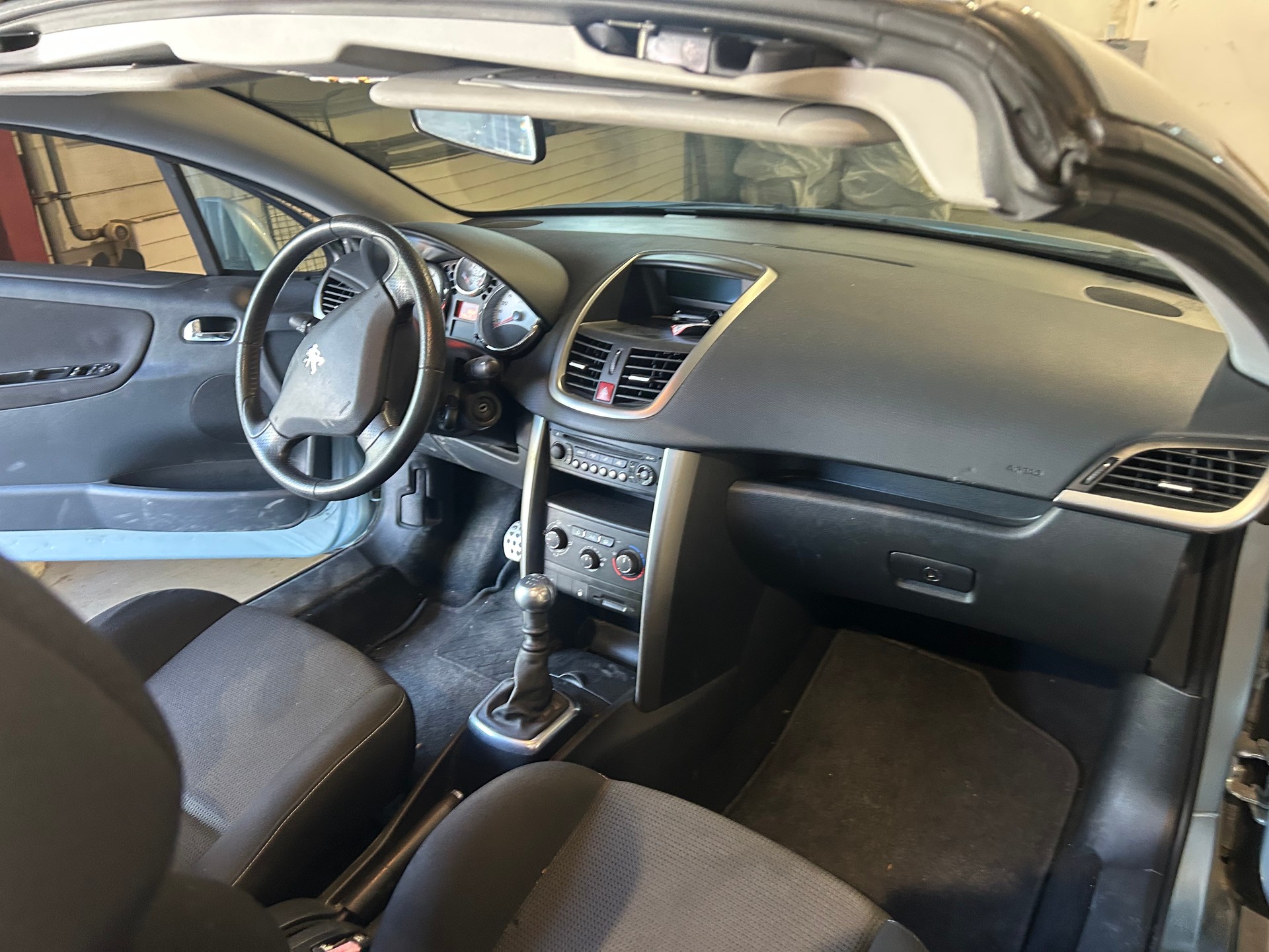 PEUGEOT 207 CC 1.6 16V Turbo Swiss Edition-image-13