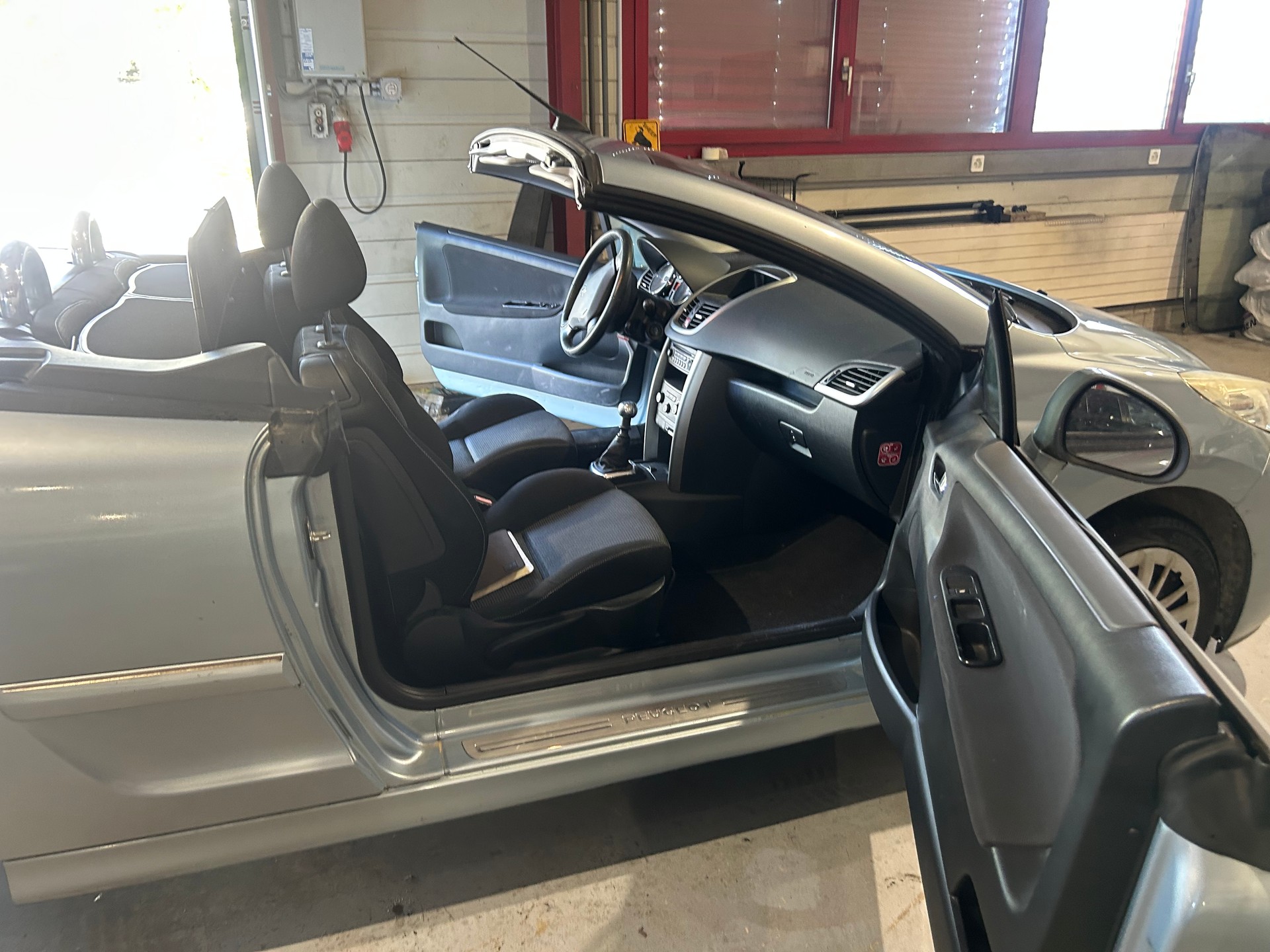 PEUGEOT 207 CC 1.6 16V Turbo Swiss Edition-image-8