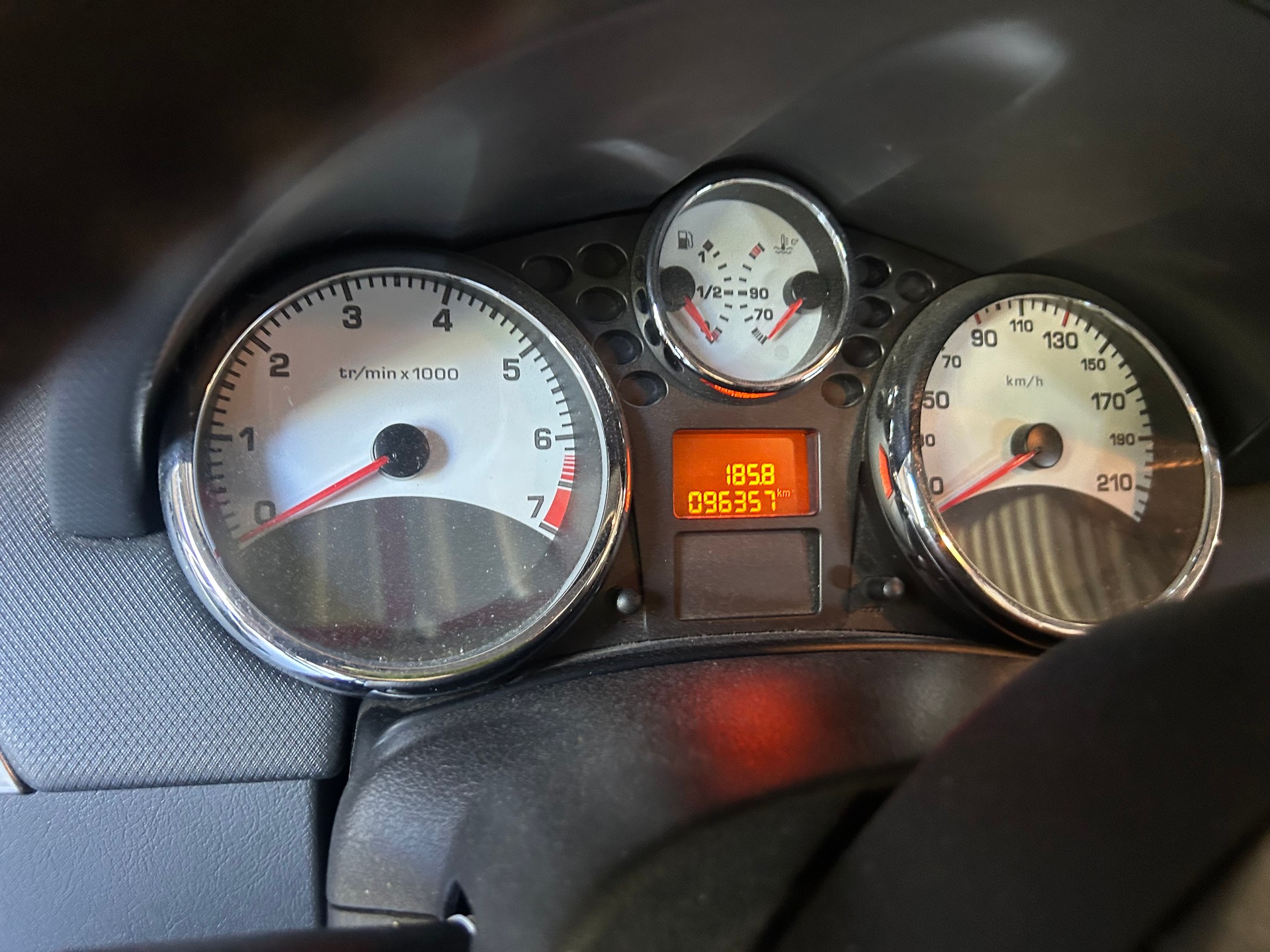 PEUGEOT 207 CC 1.6 16V Turbo Swiss Edition-image-9