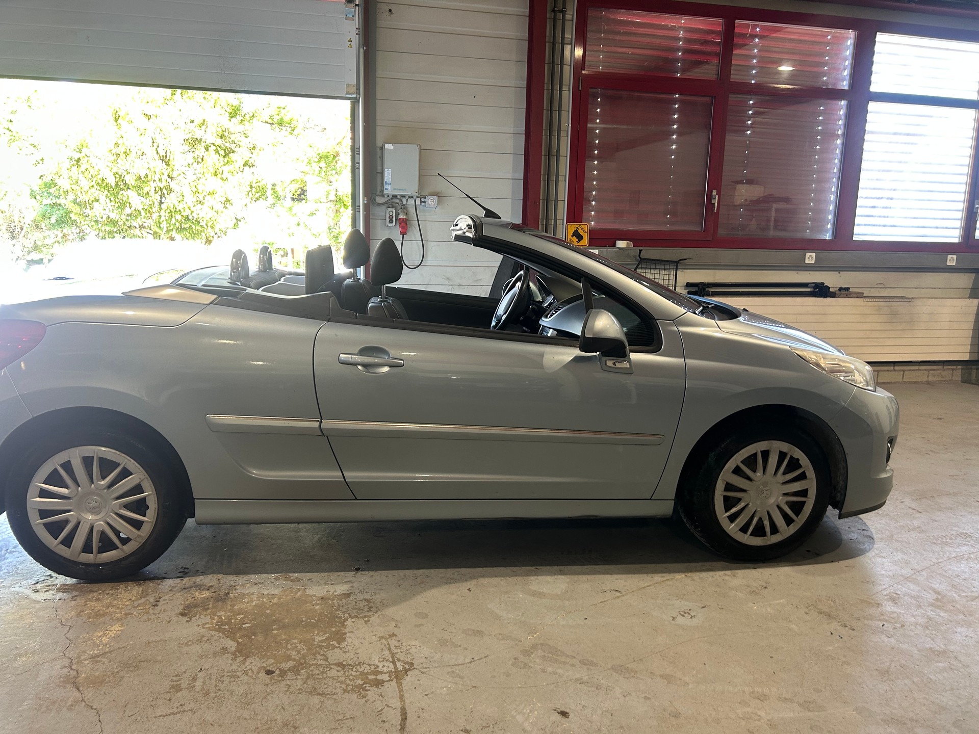 PEUGEOT 207 CC 1.6 16V Turbo Swiss Edition-image-4