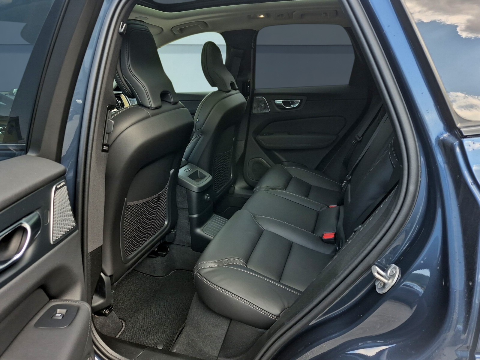 VOLVO XC60 2.0 T8 TE Ultra Dark eAWD-image-14