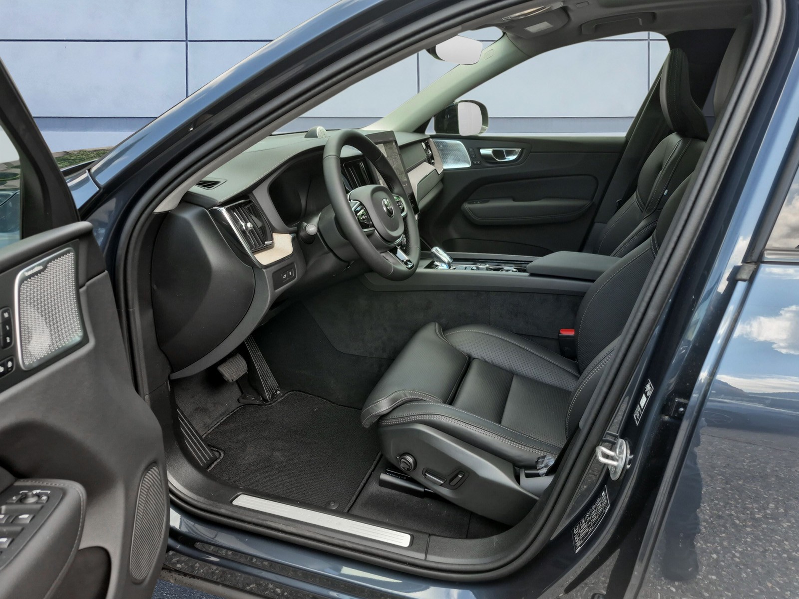 VOLVO XC60 2.0 T8 TE Ultra Dark eAWD-image-9