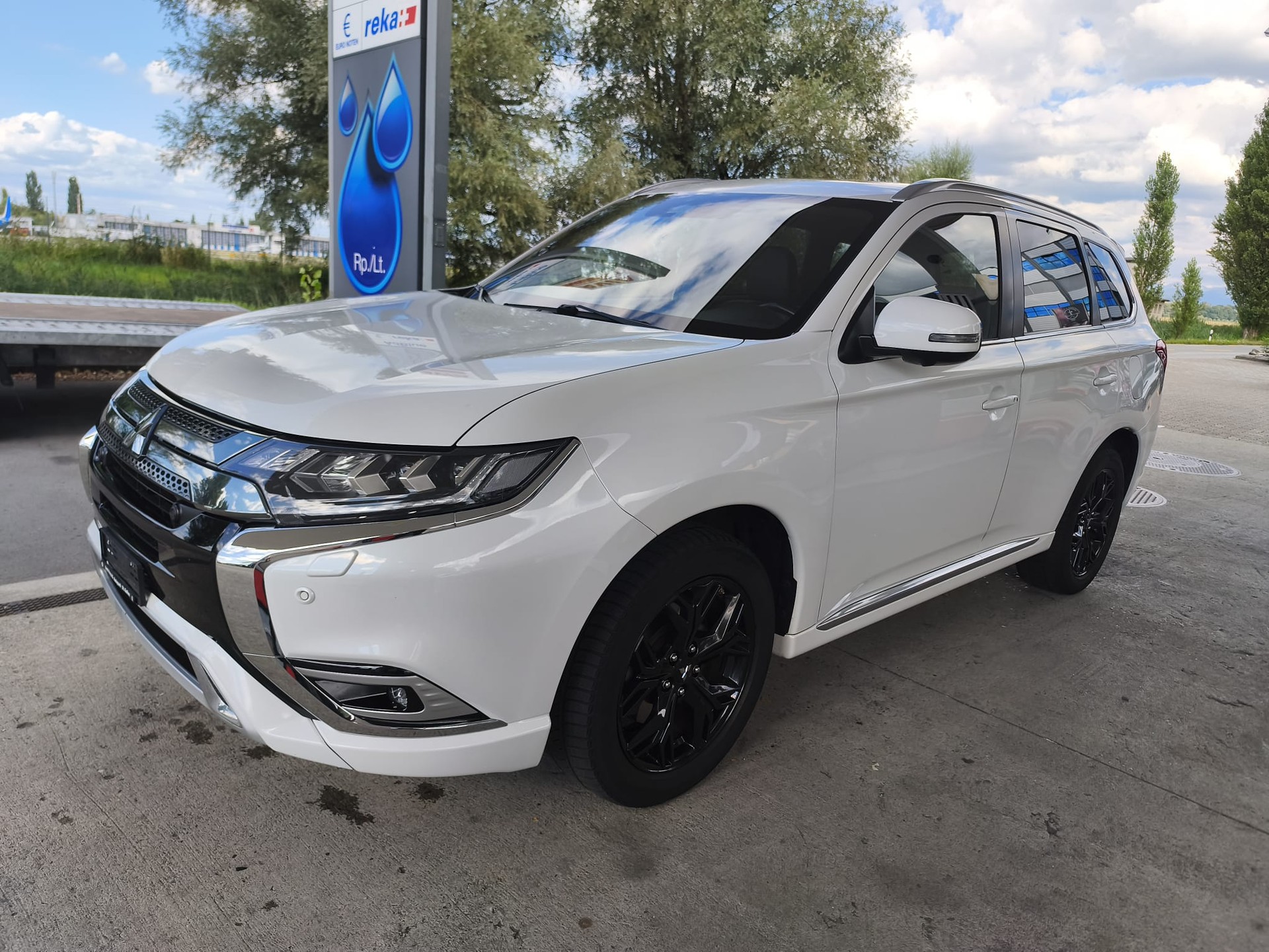 MITSUBISHI Outlander 2.4 PHEV Style 4WD Automatic-image-1