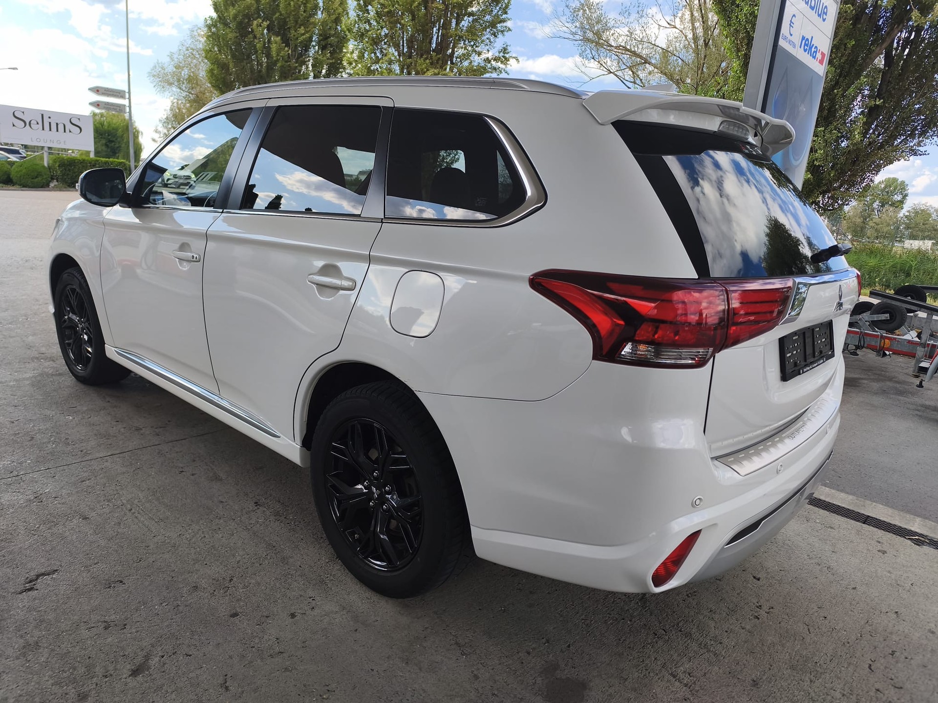 MITSUBISHI Outlander 2.4 PHEV Style 4WD Automatic-image-2