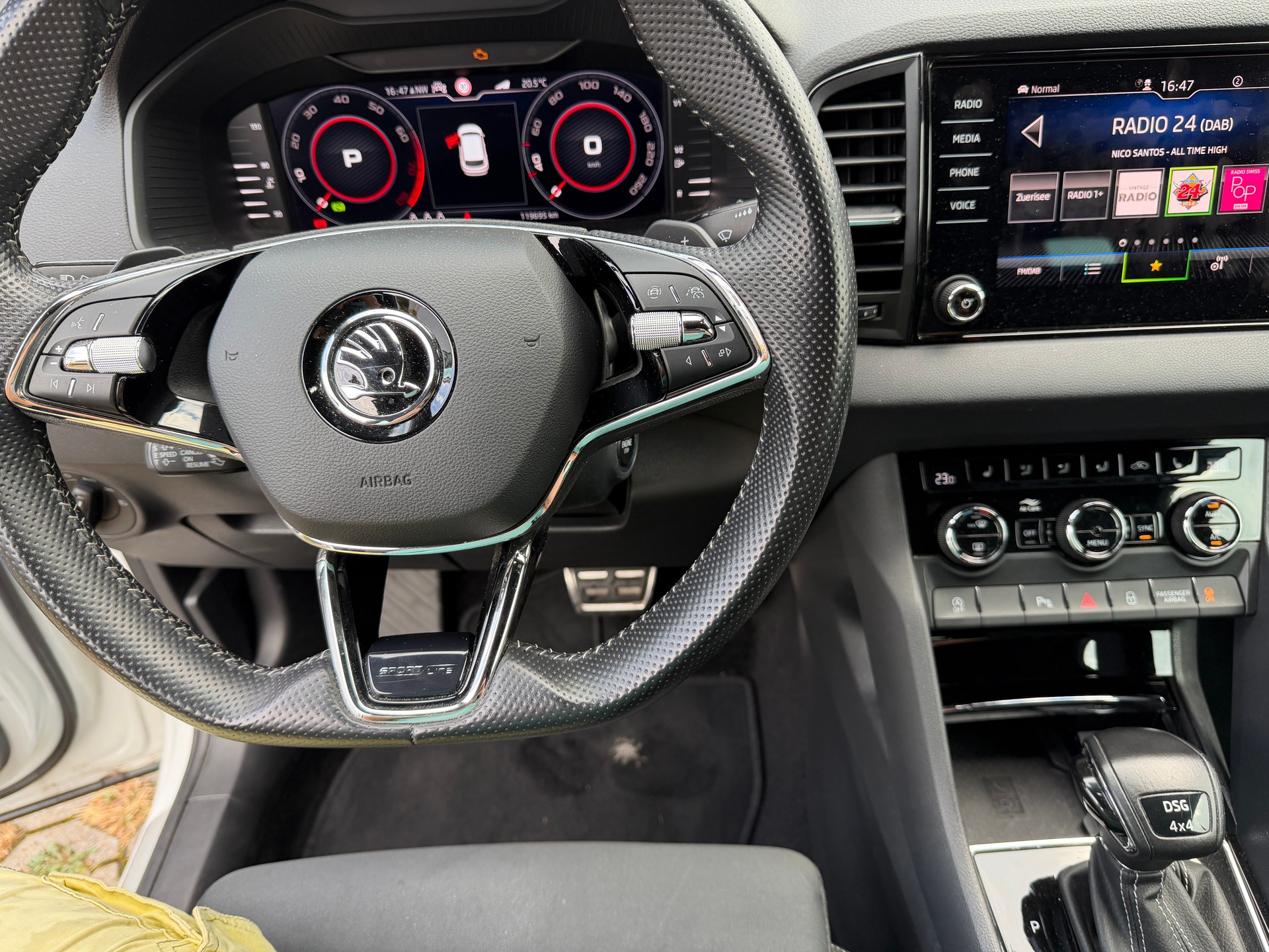 SKODA Karoq 2.0 TSI SportLine 4x4 DSG-image-4