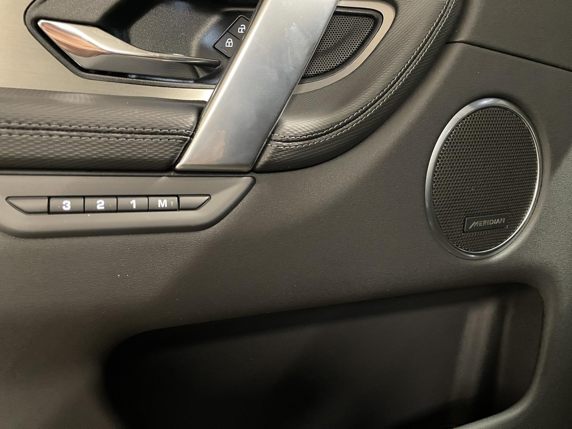 LAND ROVER Discovery Sport 1.5 T 270e Landmark (Plug-in Hybrid)-image-12