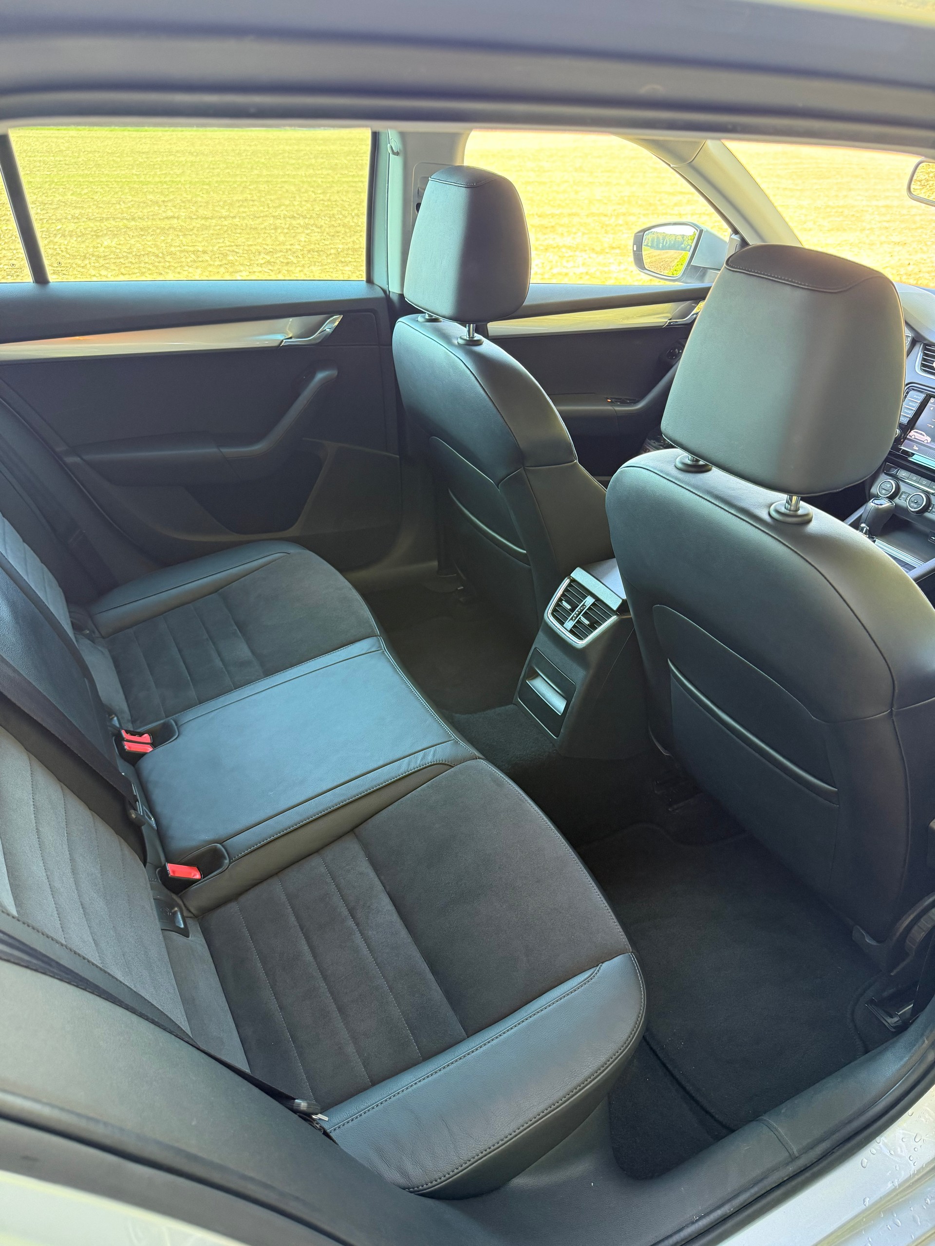 SKODA Octavia Elegance 1.6 TDI DSG (CH)-image-9
