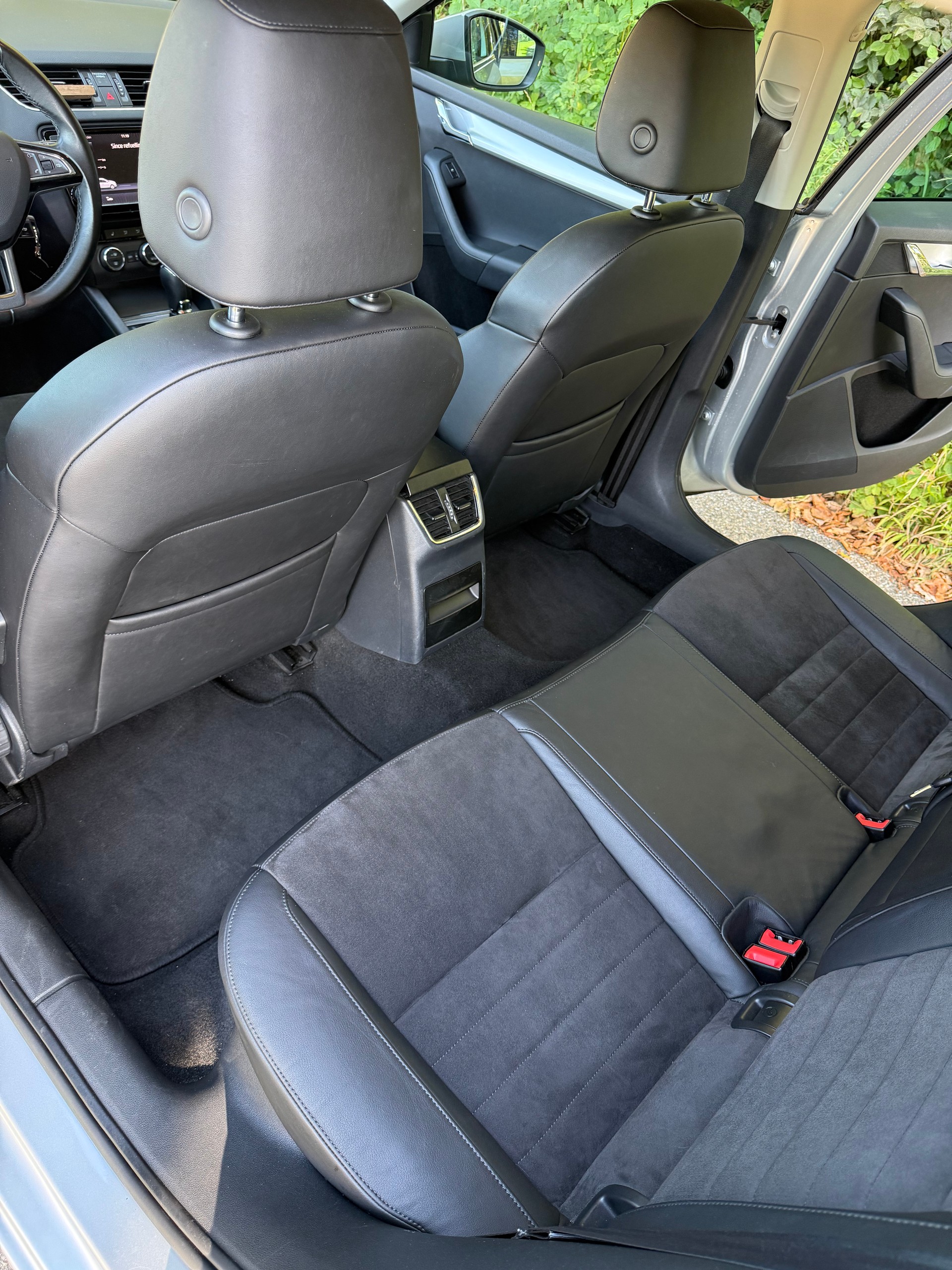 SKODA Octavia Elegance 1.6 TDI DSG (CH)-image-8