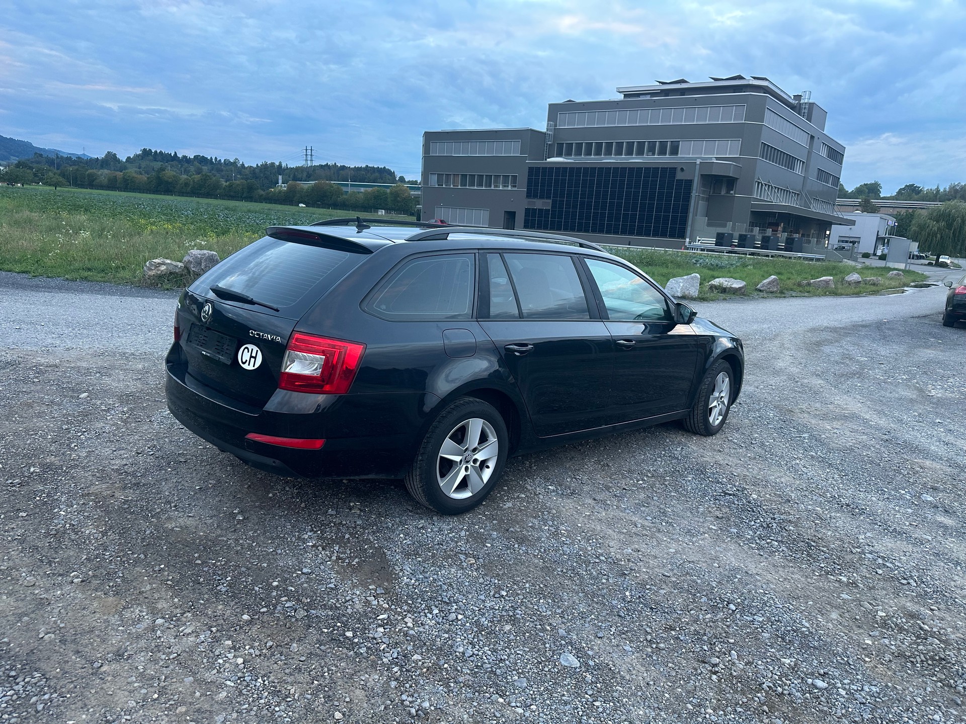 SKODA Octavia Combi 1.6 TDI Active DSG-image-5