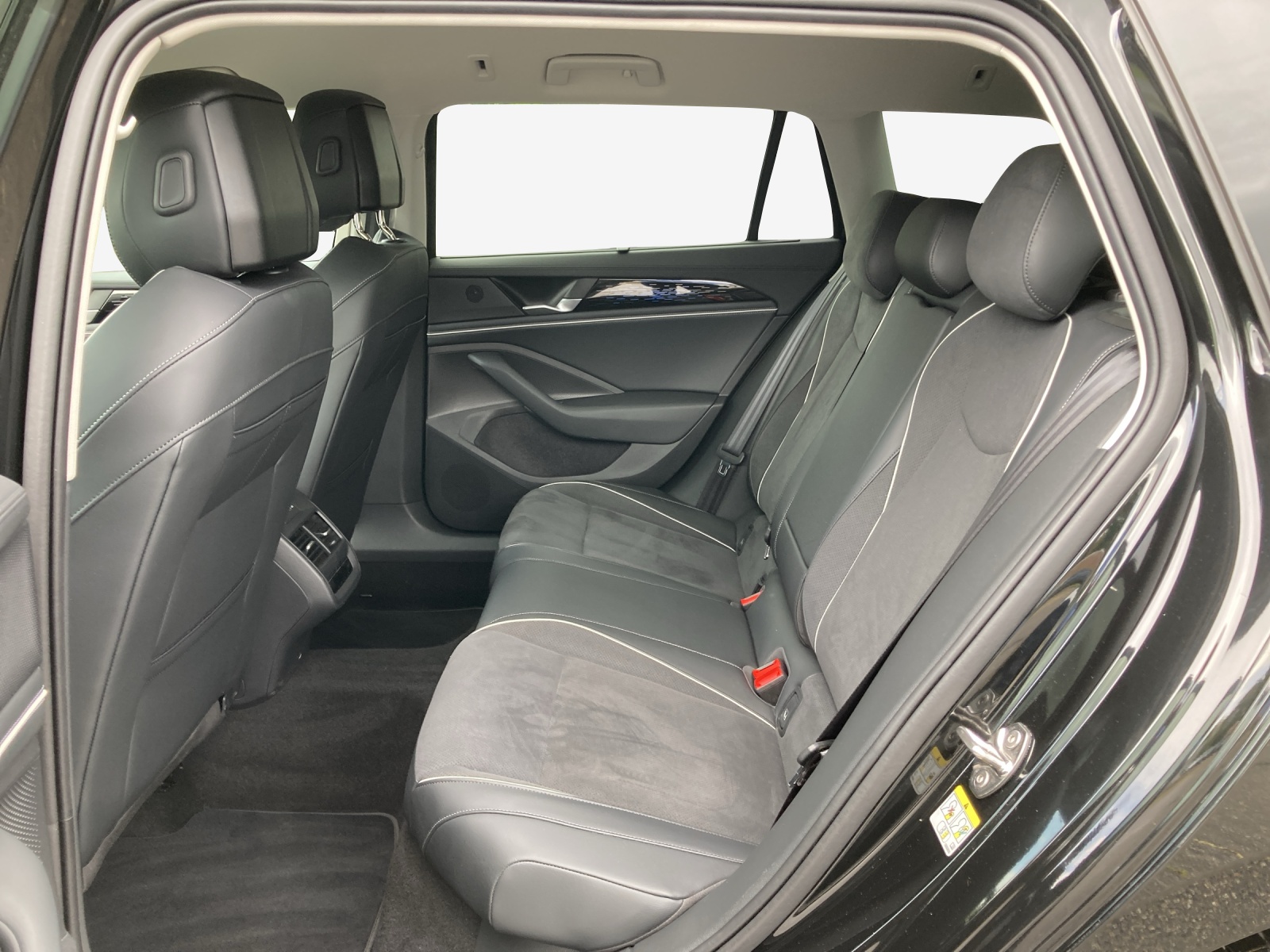 VW Passat Variant 2.0 TDI evo Business 4 Motion DSG-image-11