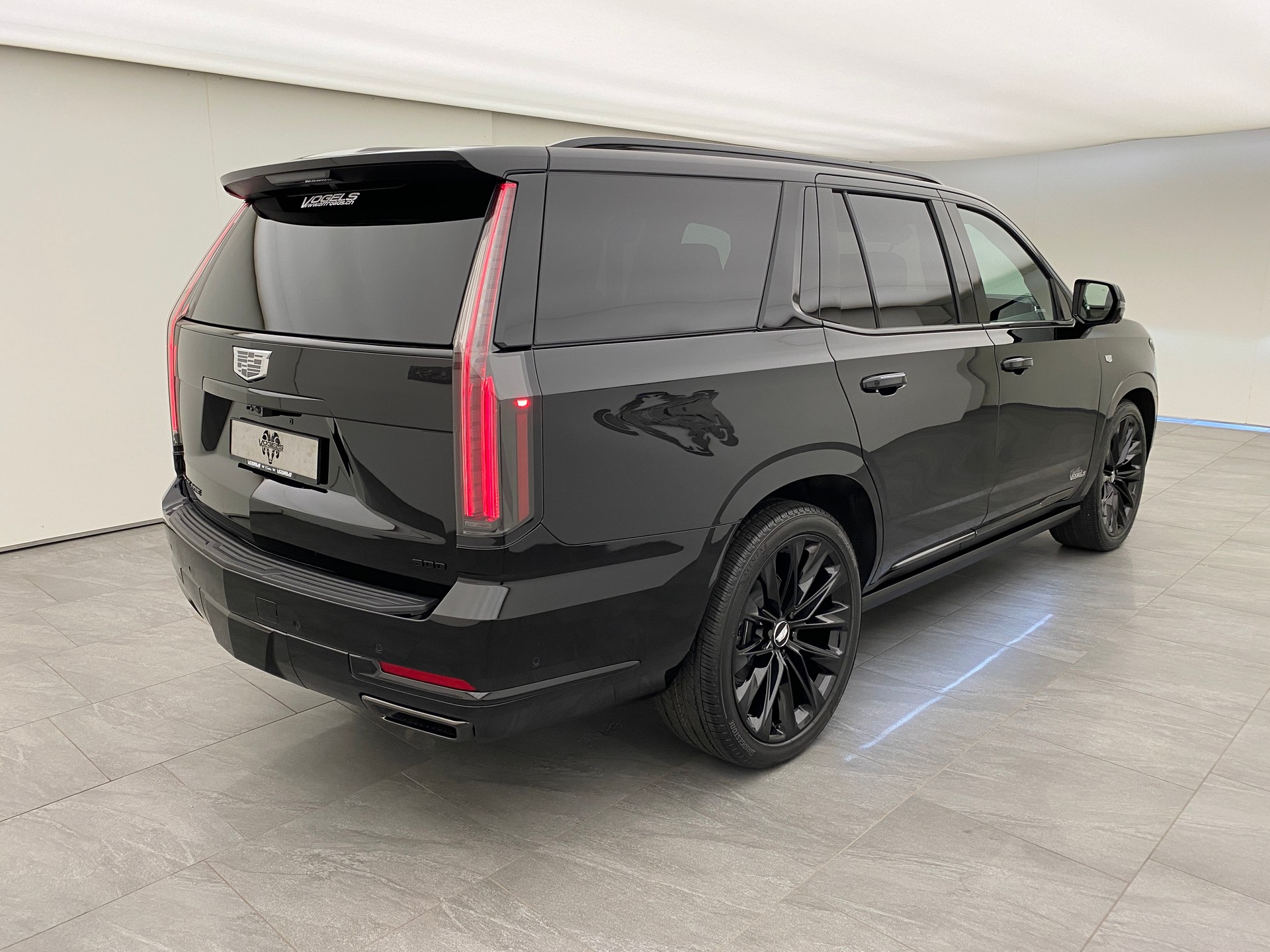 CADILLAC Escalade Platinum Sport-showroom-element-3