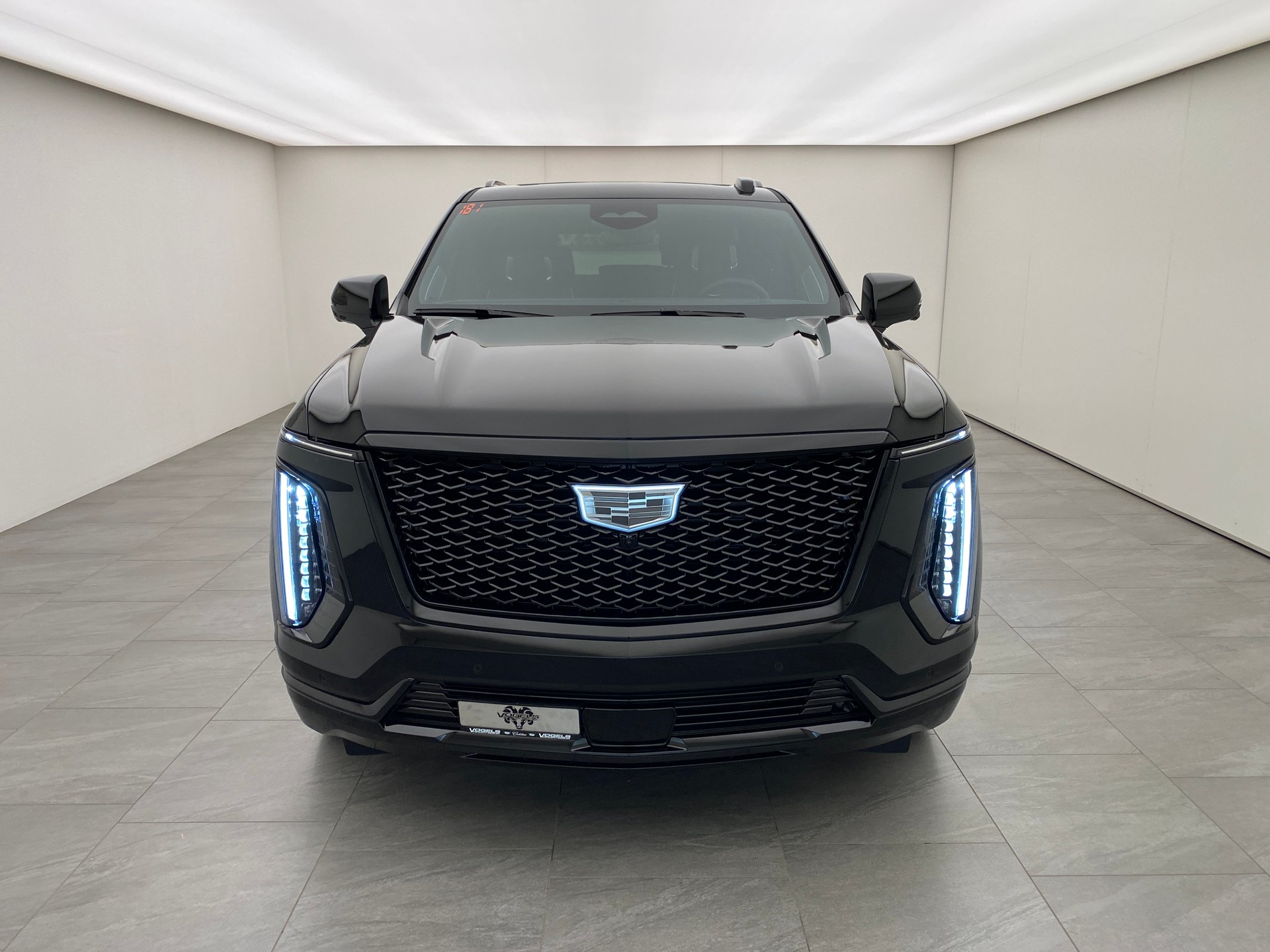 CADILLAC Escalade Platinum Sport-showroom-element-1