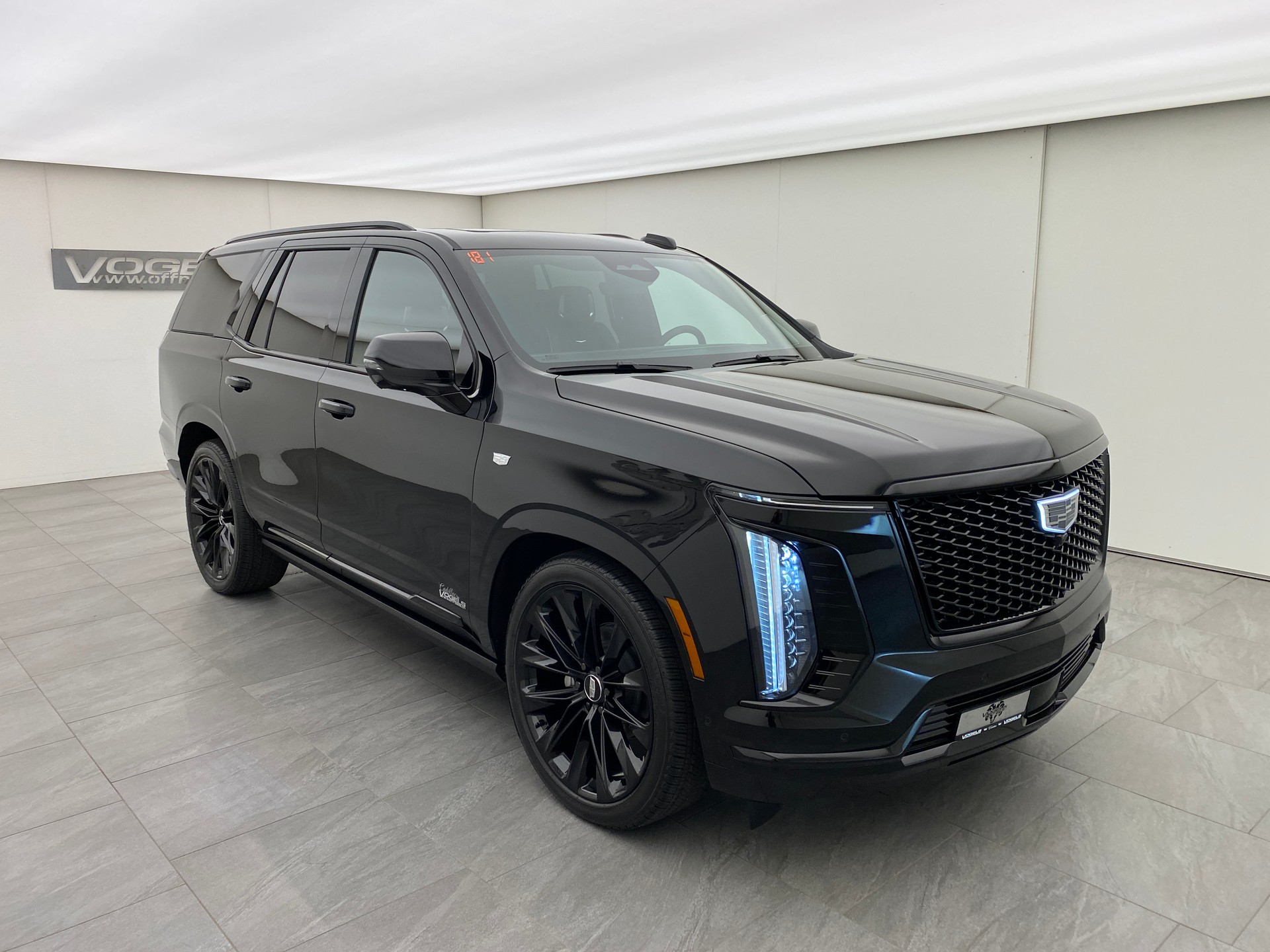 CADILLAC Escalade Platinum Sport-showroom-element-2