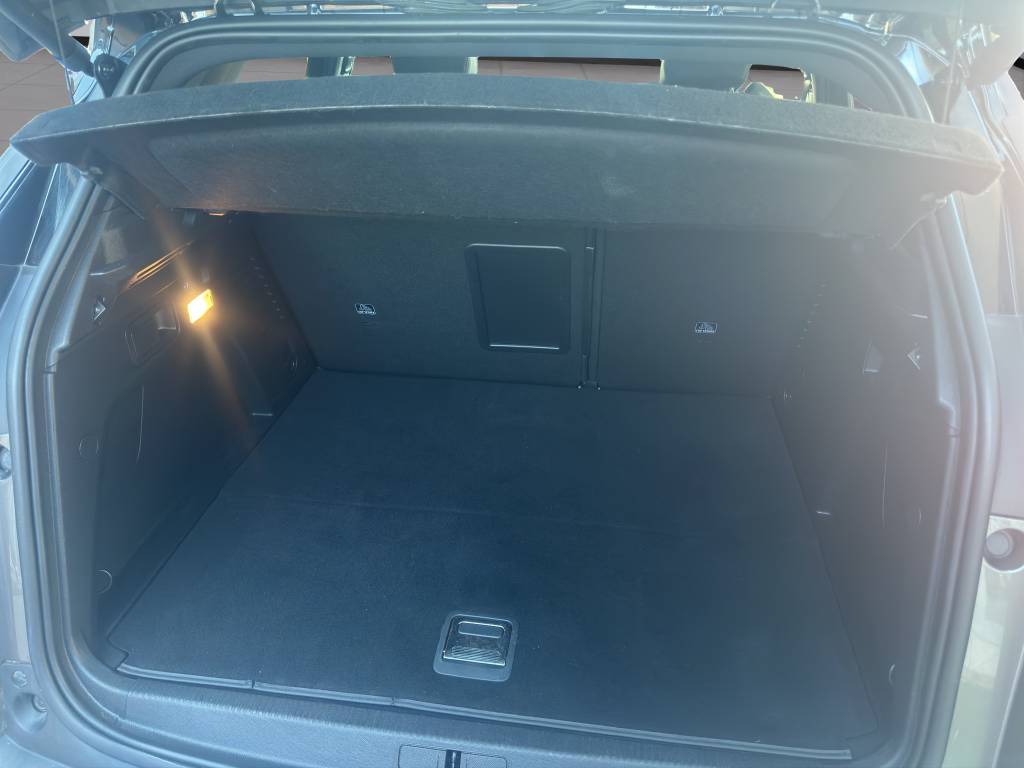 PEUGEOT 3008 300e Hybrid4 GT Pack EAT8-image-11