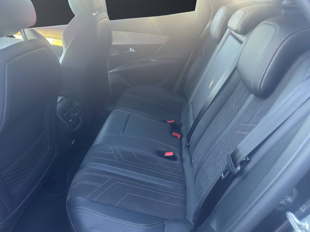 PEUGEOT 3008 300e Hybrid4 GT Pack EAT8-image-8